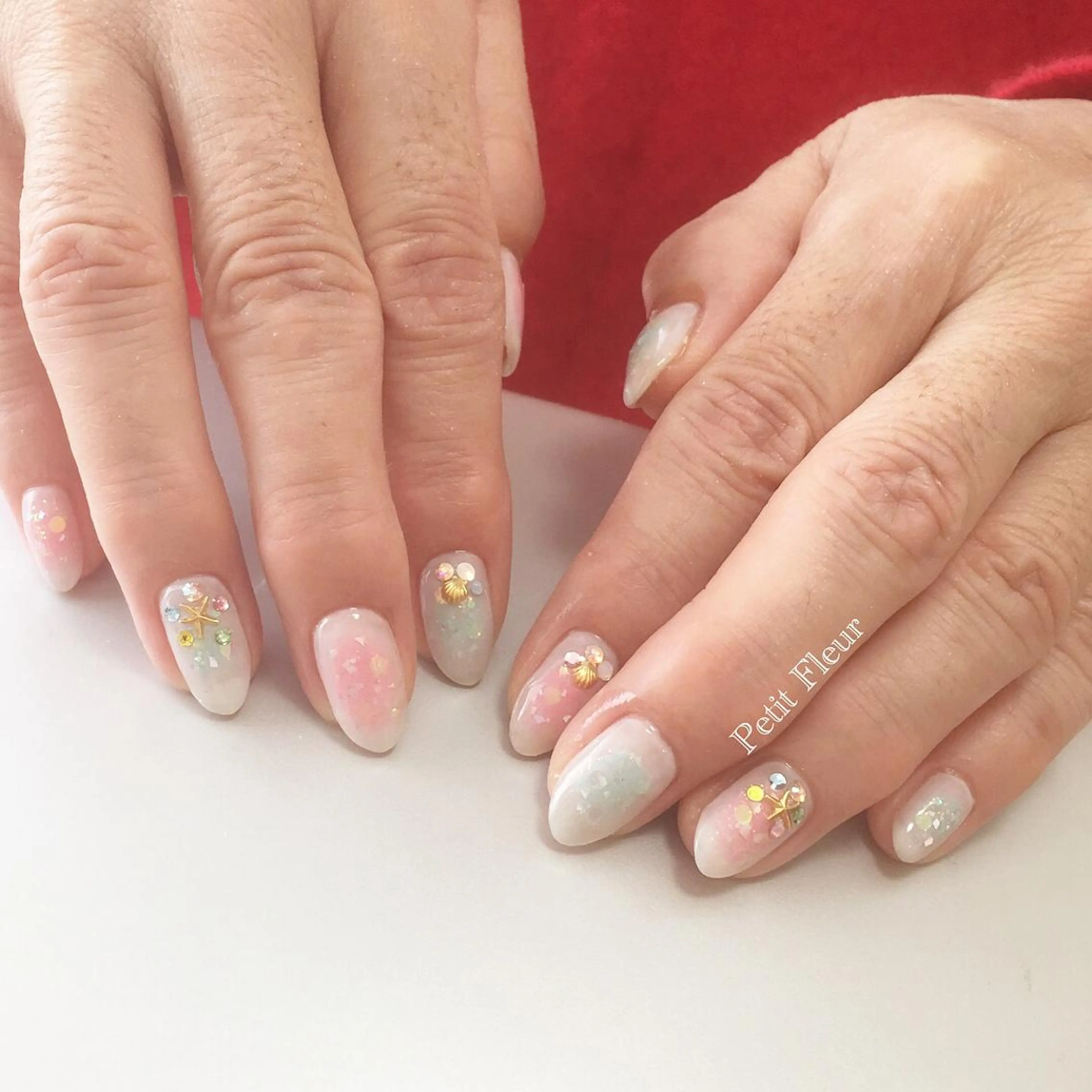 ネイル チークネイル グリーン ホログラムネイル キラキラネイル ラメ(グリッター) Petit Fleur所属・青柳 亜梨奈のマツエク・マツパデザイン