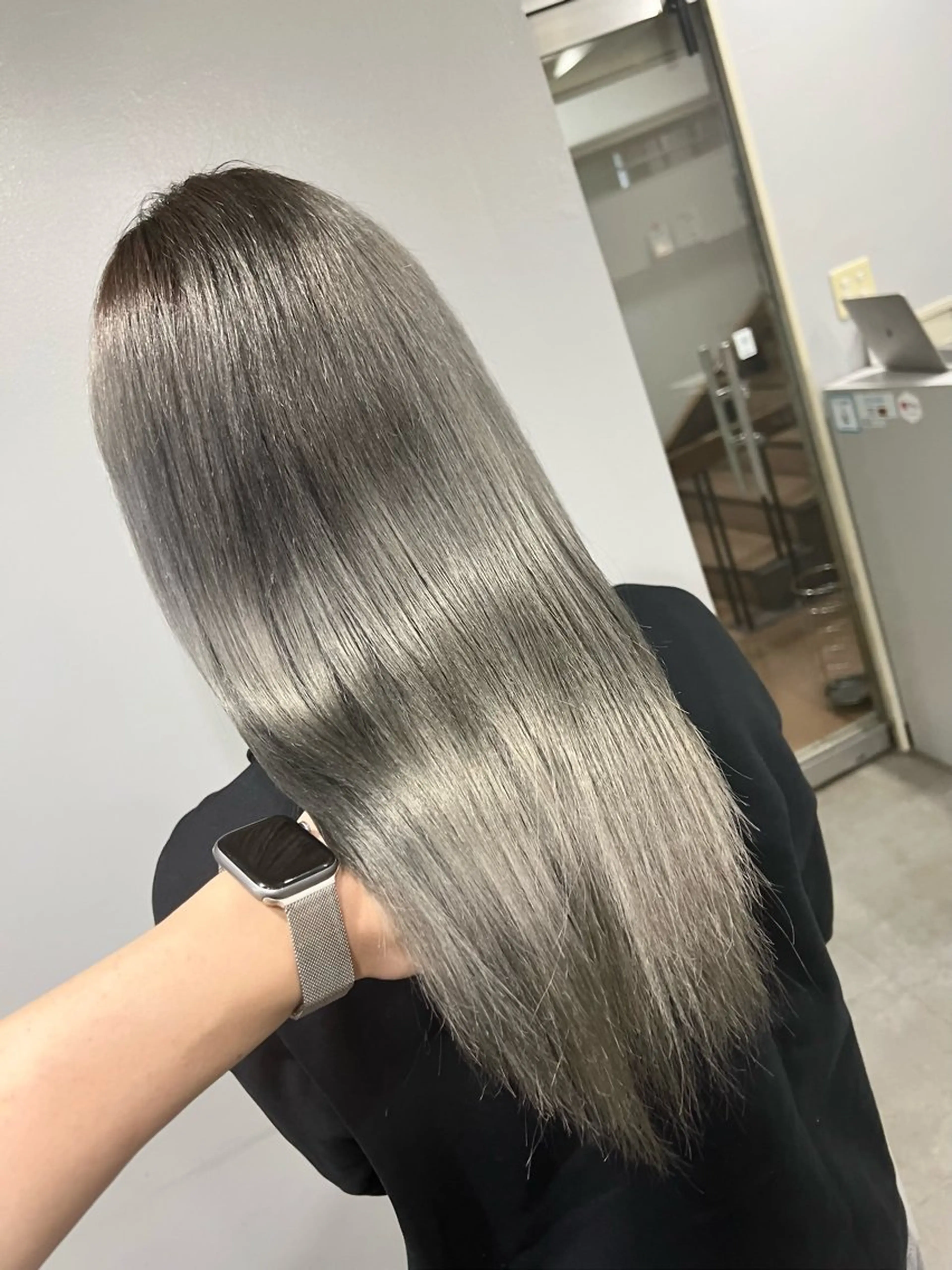 ロング カラー ブリーチ シルバー 髪質改善 酸性ストレート 寺嶋 貴大のヘアスタイル