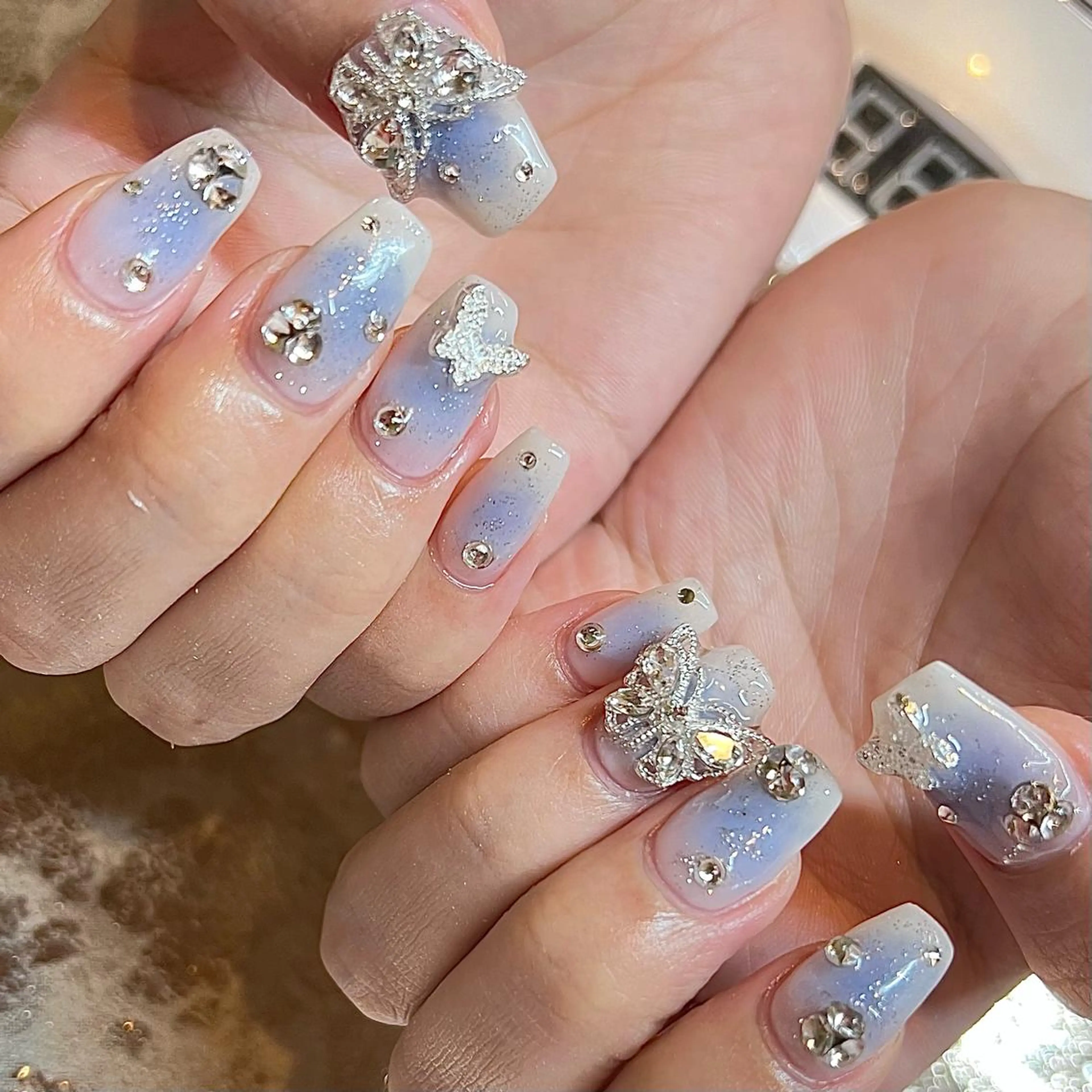 ミディアム ネイル ブルー チークネイル ハンドネイル H🌺 NAILのネイルデザイン