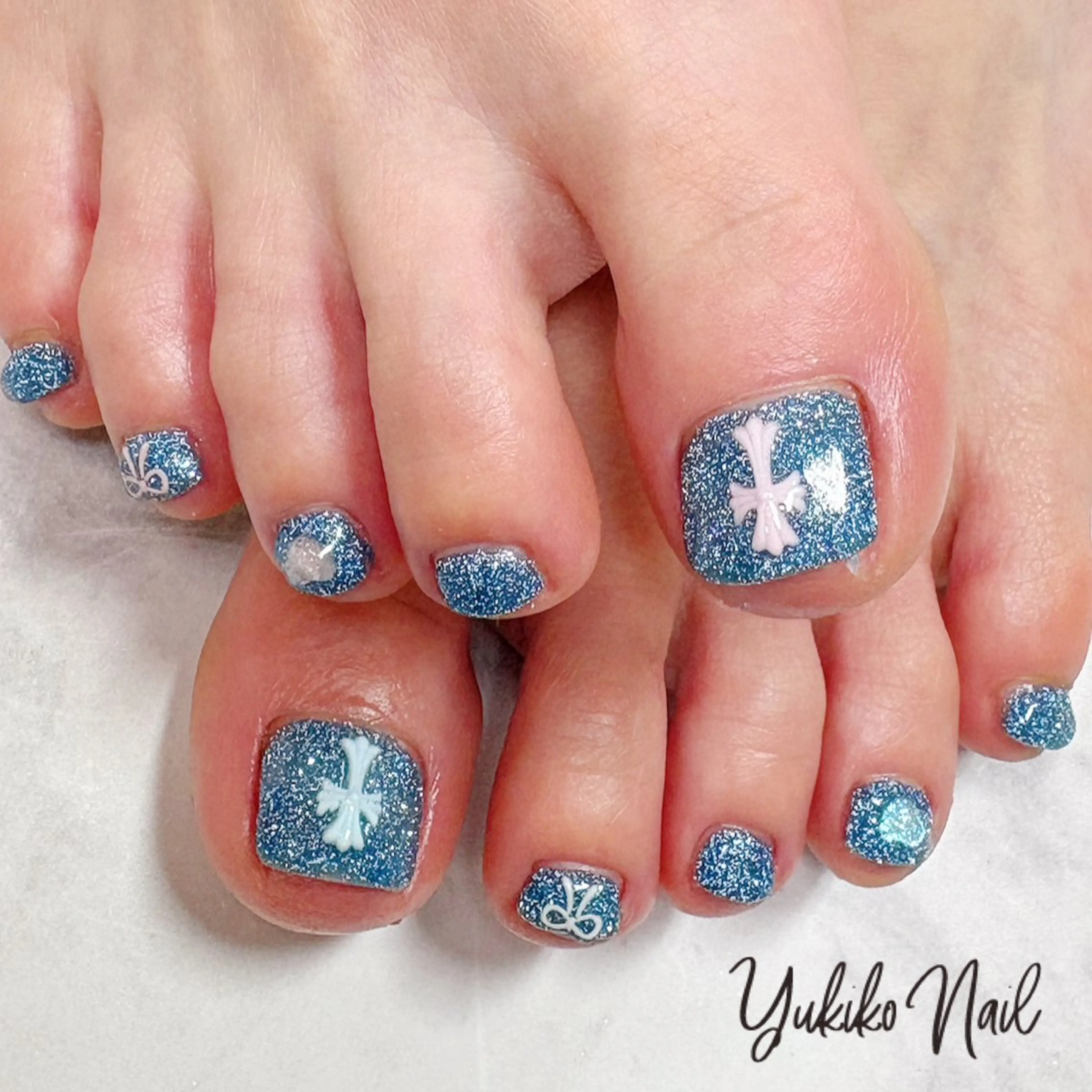 ネイル ブルー フラッシュネイル キラキラネイル ワンカラーネイル パステルネイル フットネイル ユキコ ネイルのネイルデザイン