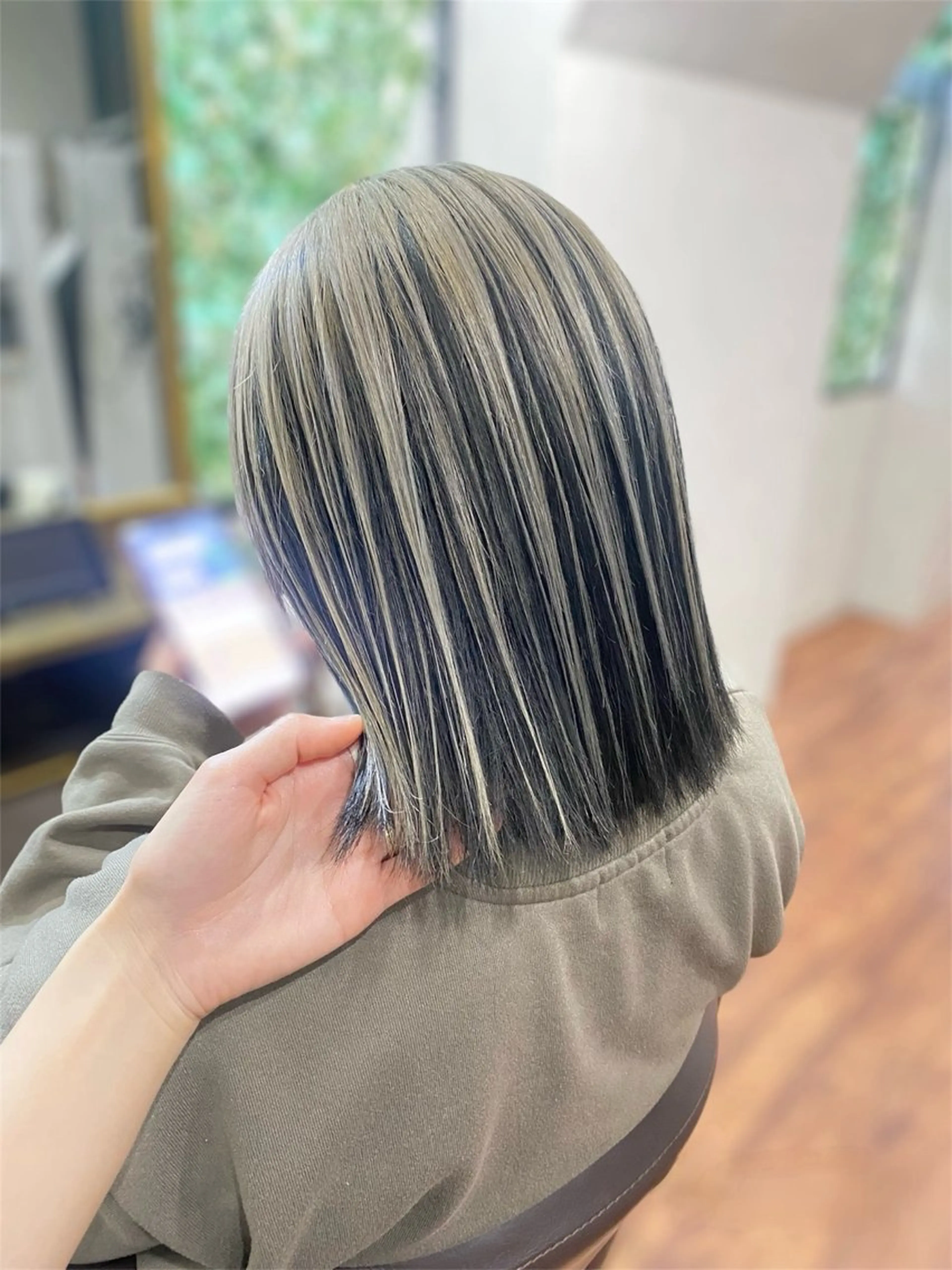 ミディアム カット ヘアカラー _White所属・ＳＨＩ ＺＵのヘアスタイル