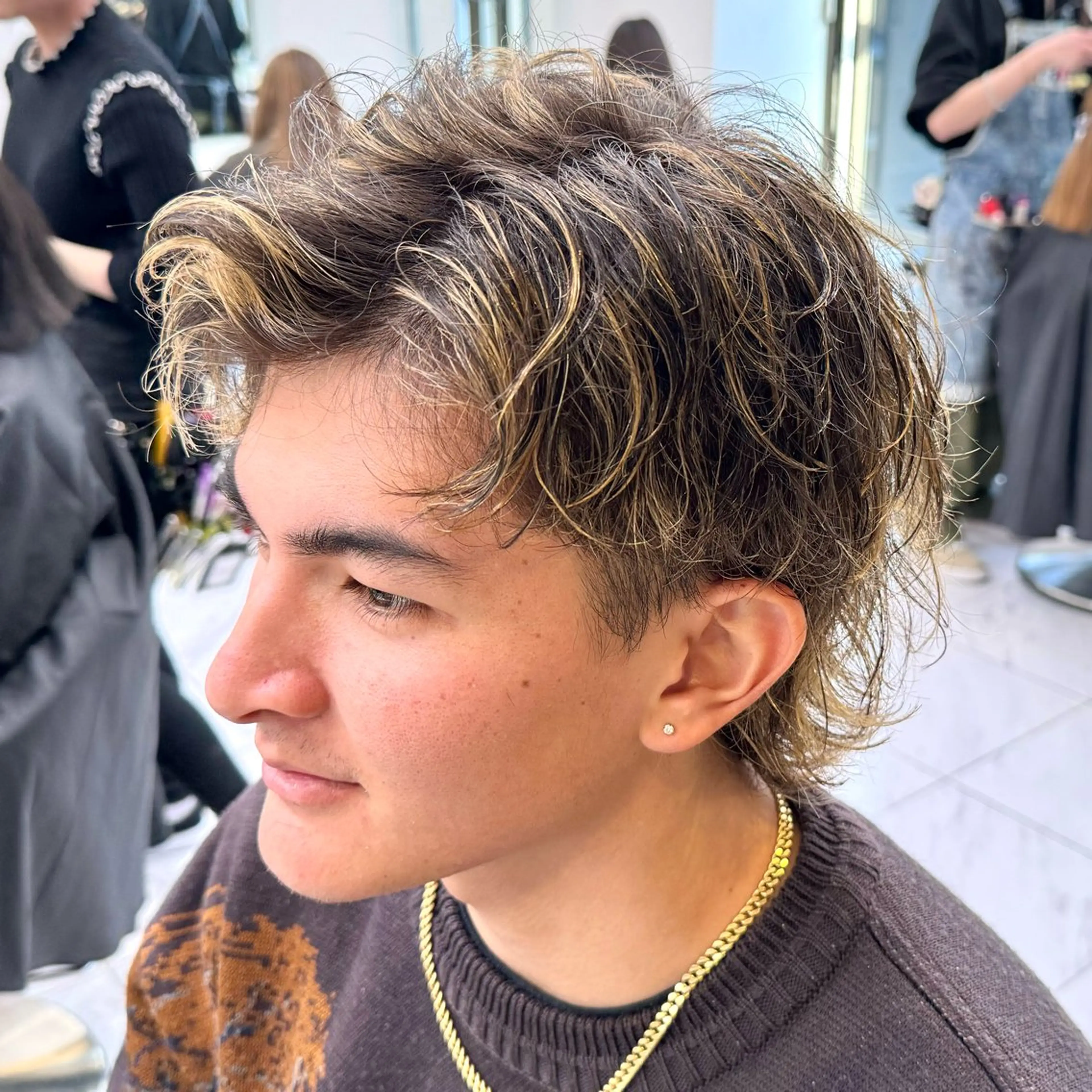 ミディアム パーマ ヘアアレンジ メンズ ミディアムパーマ メンズパーマ メンズウルフカット ウルフカット 艶カラー の達人のヘアスタイル