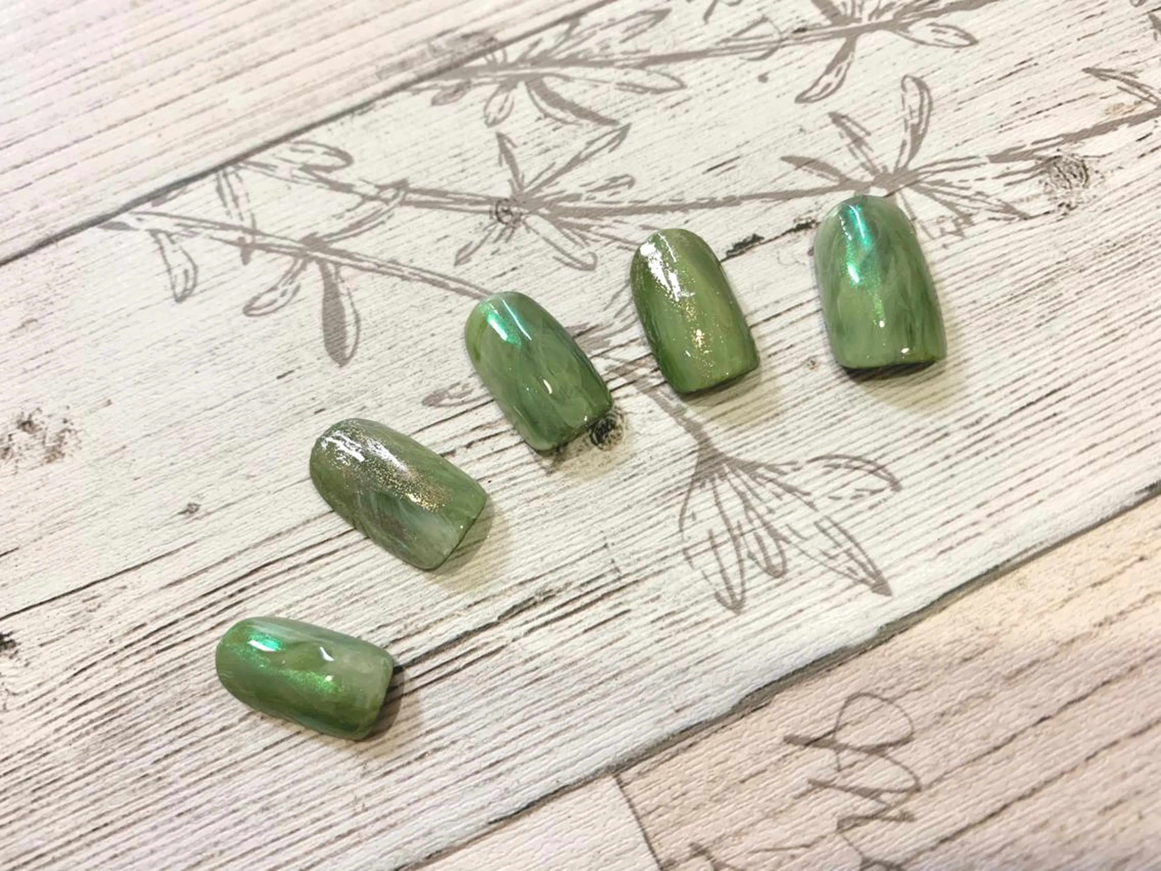 ネイル オーロラネイル グリーン ミラーネイル ニュアンスネイル ku-to所属・林 志帆子【en2号店】のマツエク・マツパデザイン