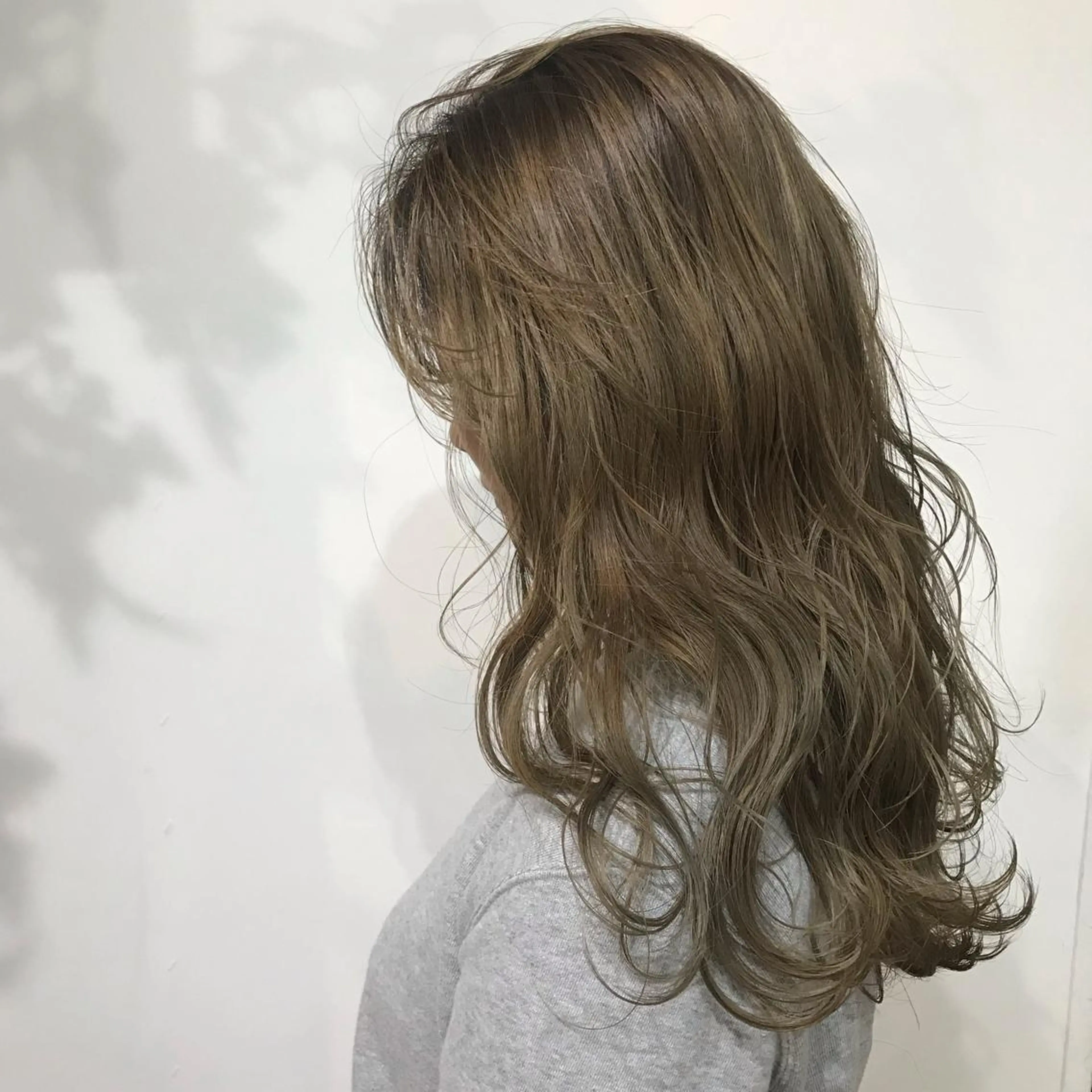 ロング カラー ベージュカラー ブリーチ ケアブリーチ ヘアカラー トリートメント レイヤー/顔周り /AKARIのヘアスタイル