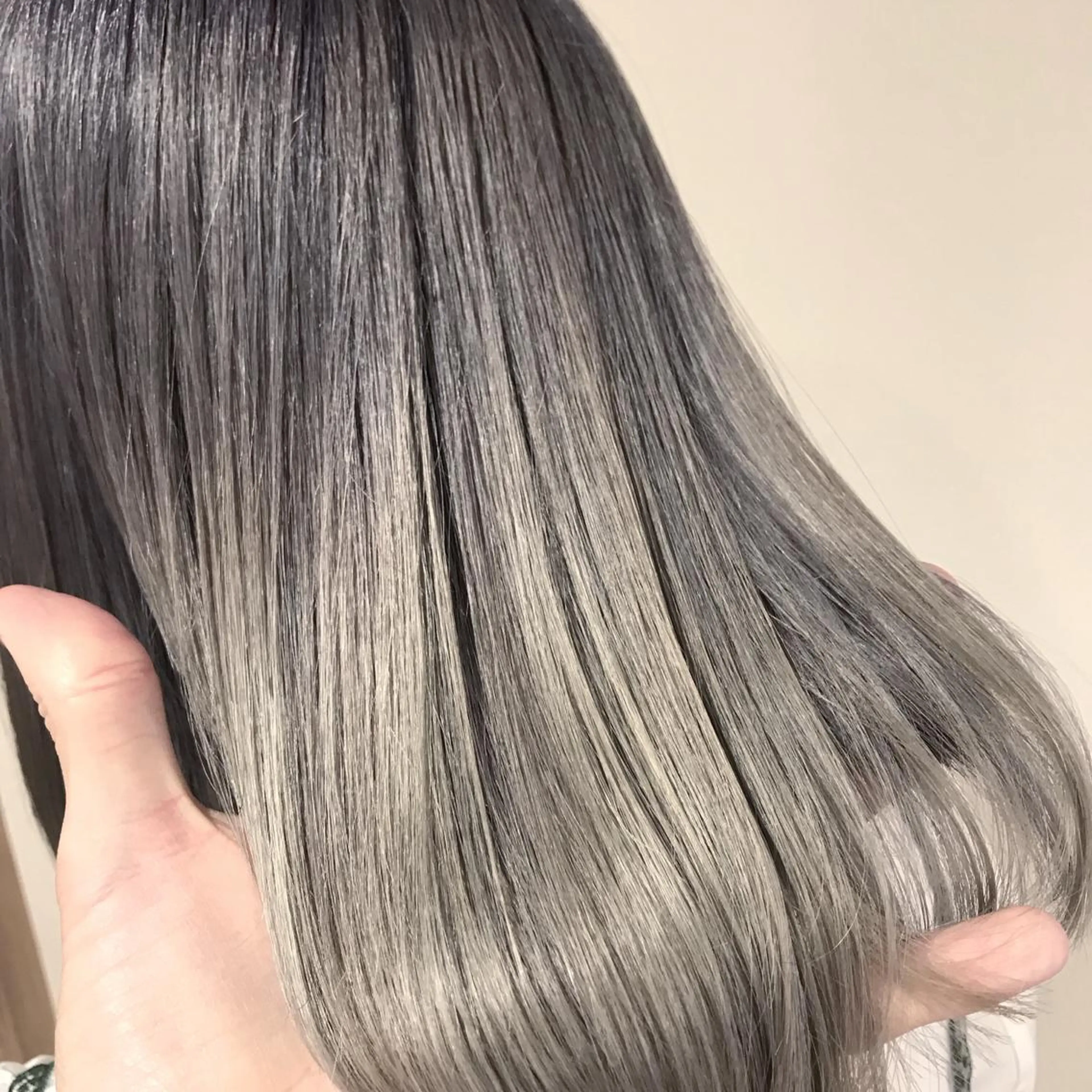 ショート カラー アッシュ アッシュグレー アッシュグレージュ バレイヤージュ ベージュカラー AMI Hair  supply所属・髪質改善カラー 韓国風レイヤーのヘアスタイル