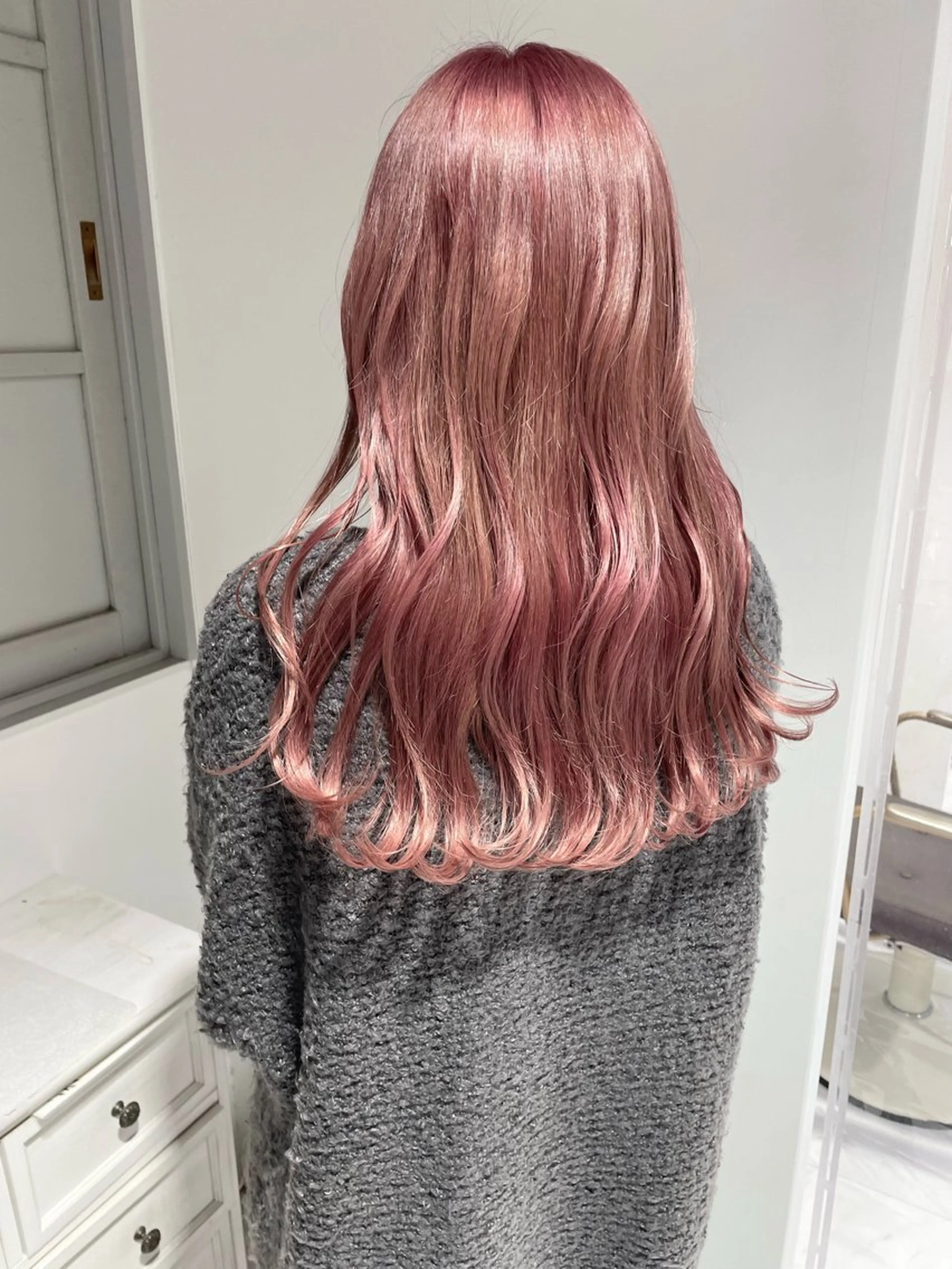 ロング カラー ブリーチ ピンクカラー カット ヘアカラー 岩田 萌那のヘアスタイル