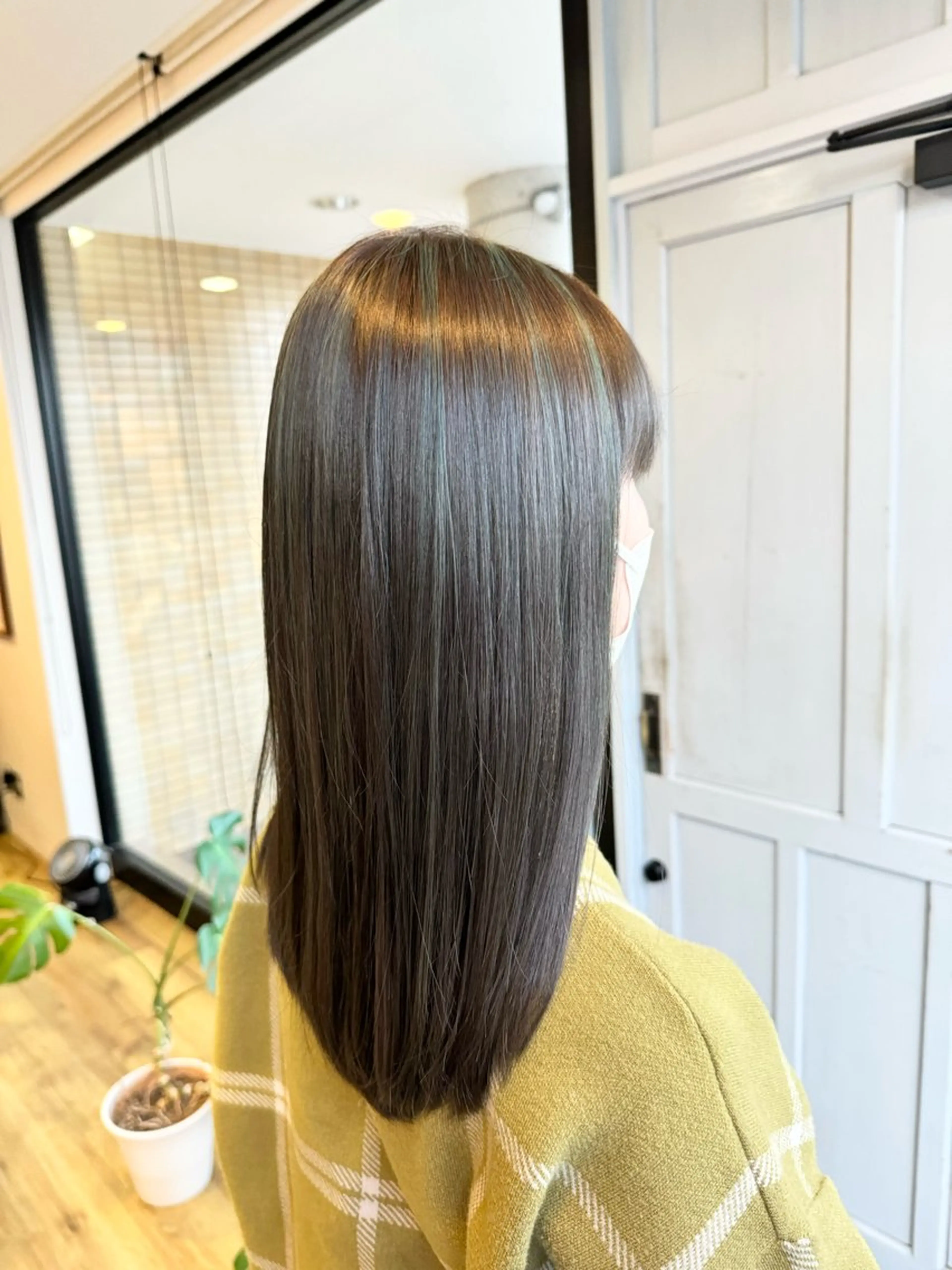 ロング カラー ベージュカラー ハイライトカラー オリーブベージュ ハイライト ヘアカラー トリートメント ツキダテ ユイのヘアスタイル