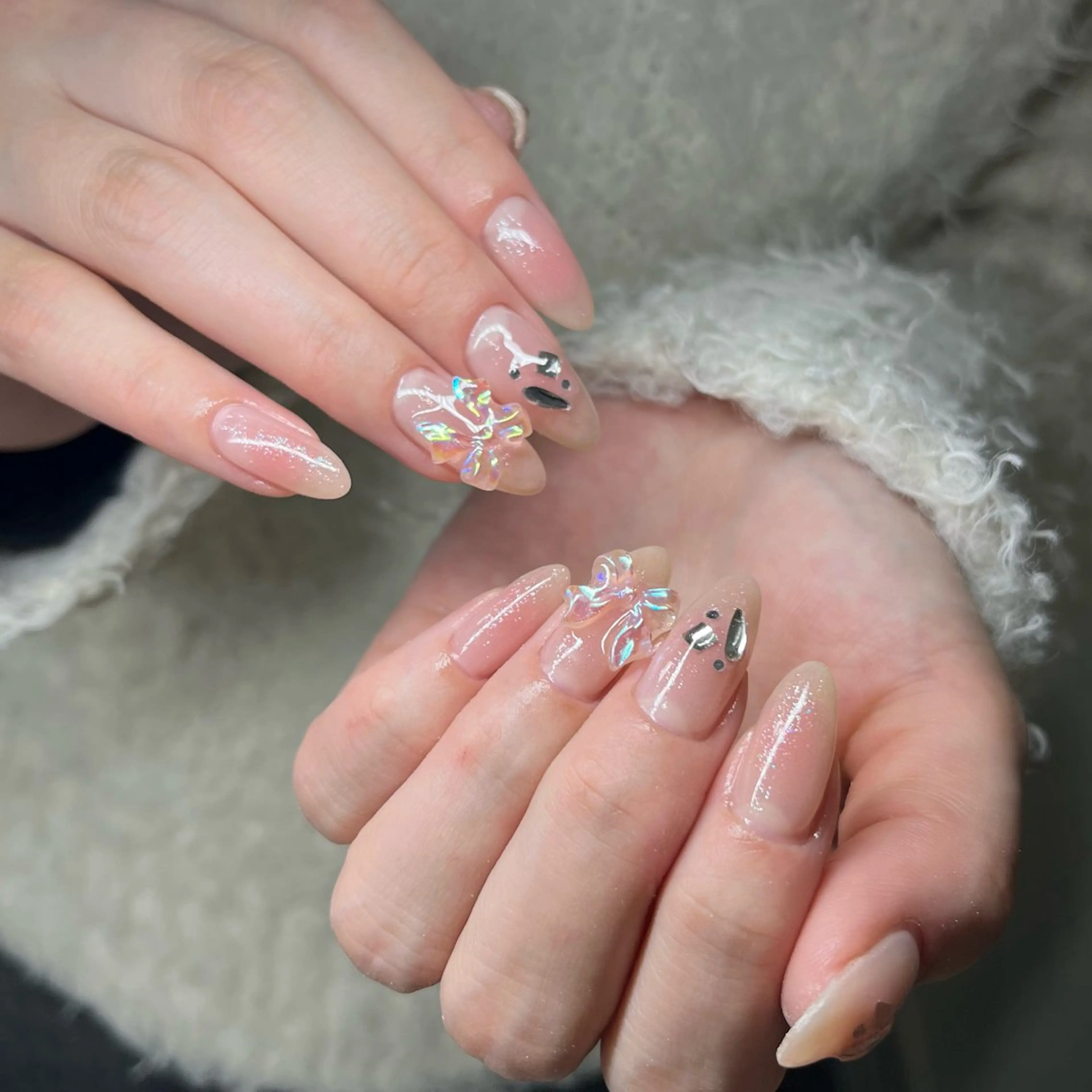 ネイル オーロラネイル チークネイル ガーリー ゴールド キラキラネイル ハンドネイル ハンドケア 🎀NAIL🎀 AI🪄︎︎◝✩のネイルデザイン