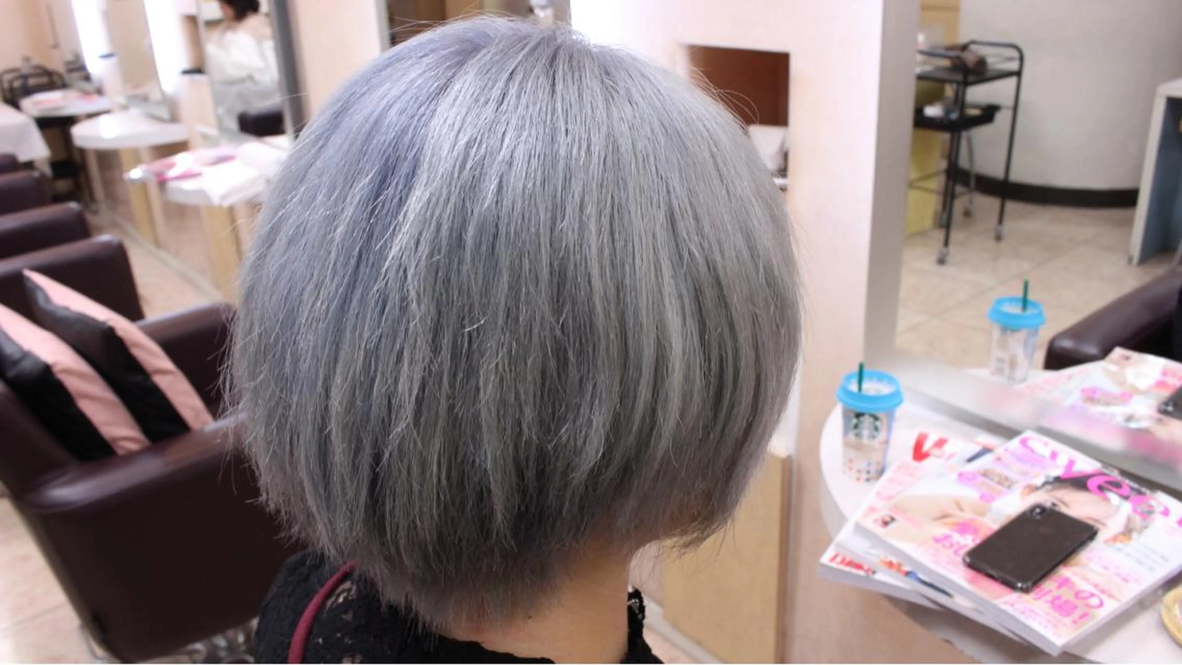 ショート カラー アッシュ ブリーチ ブルーカラー ブルーアッシュ ポ コのヘアスタイル