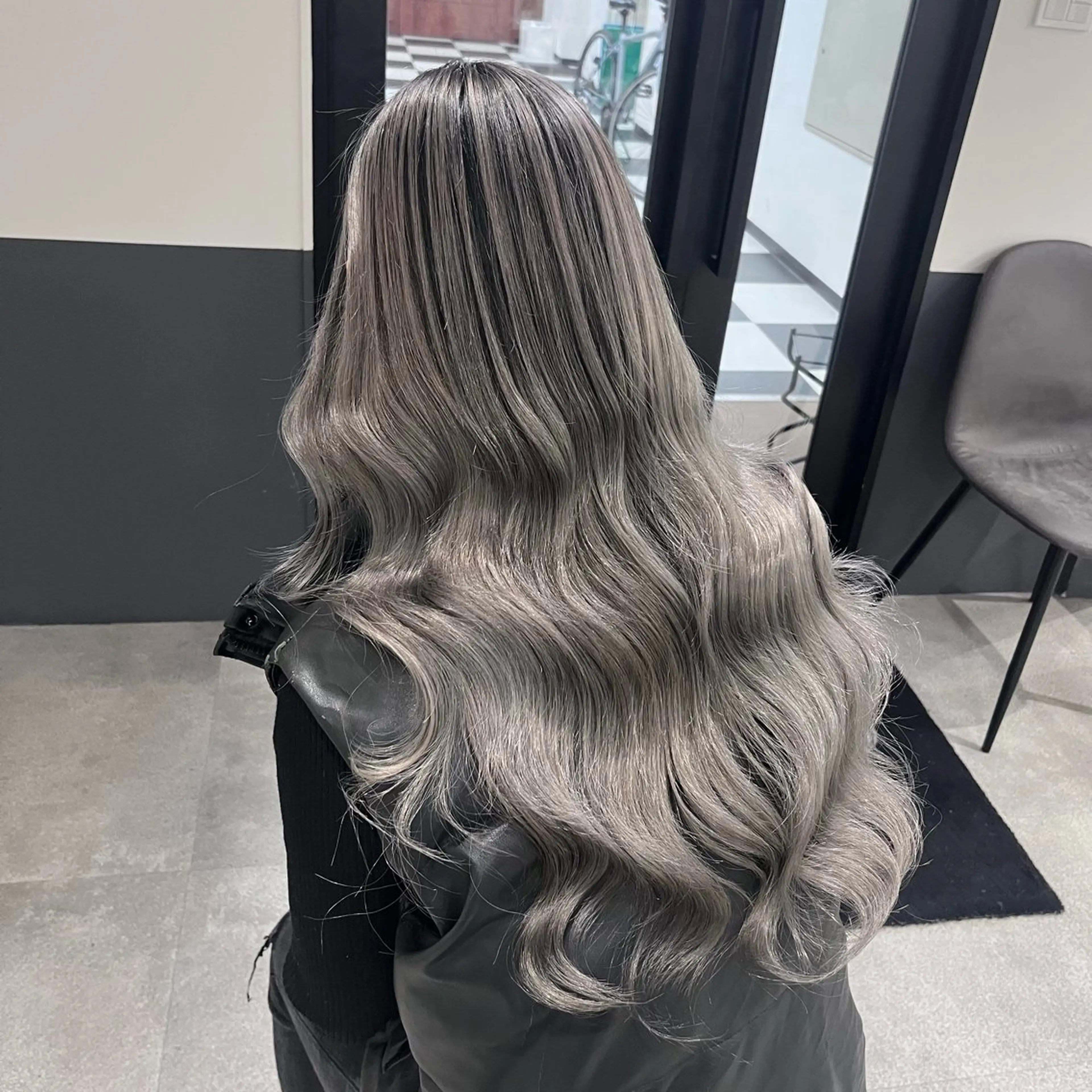 ロング カラー バレイヤージュ レイヤーカット ヘアカラー EMMA🤍 CIERA.心斎橋のヘアスタイル