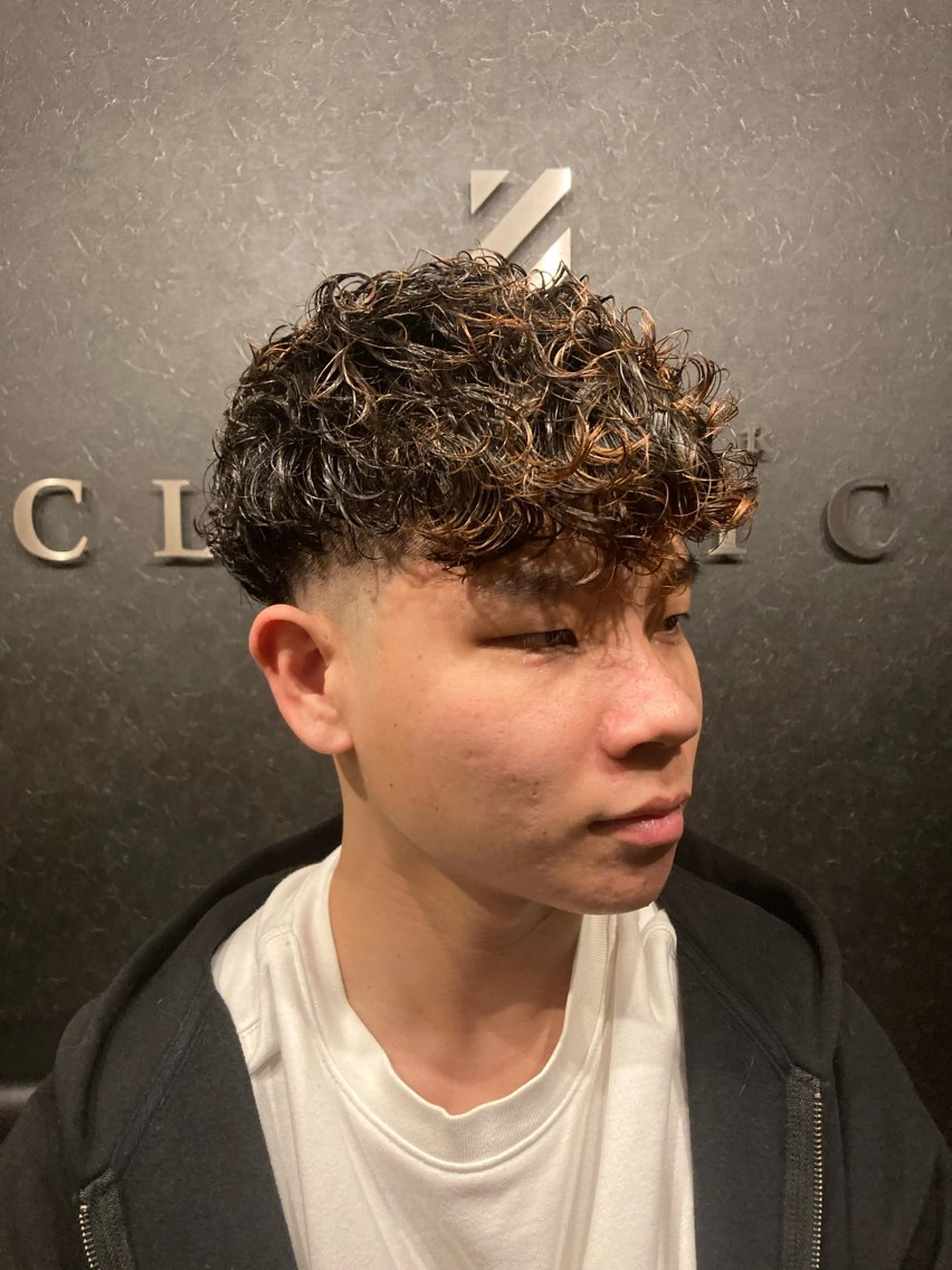 ショート パーマ メンズ フェードカット スキンフェード スペインカール メンズ特化 星野裕人のヘアスタイル