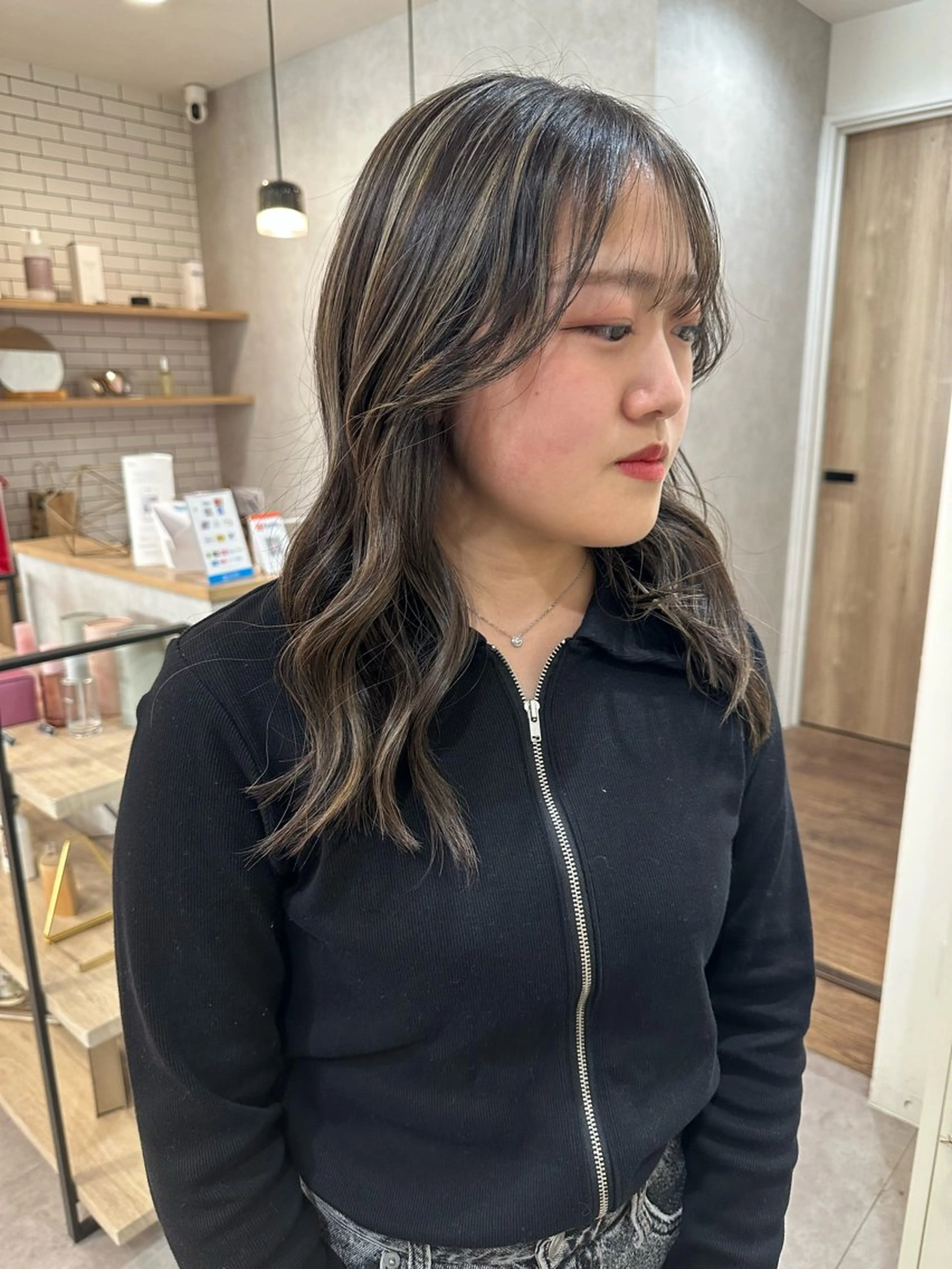 セミロング カラー ハイライトカラー ハッシュカット ハイレイヤー ハイライト 韓国風ヘア カット ヘアカラー 白髪ぼかしハイライト レイヤー川口　元気のヘアスタイル