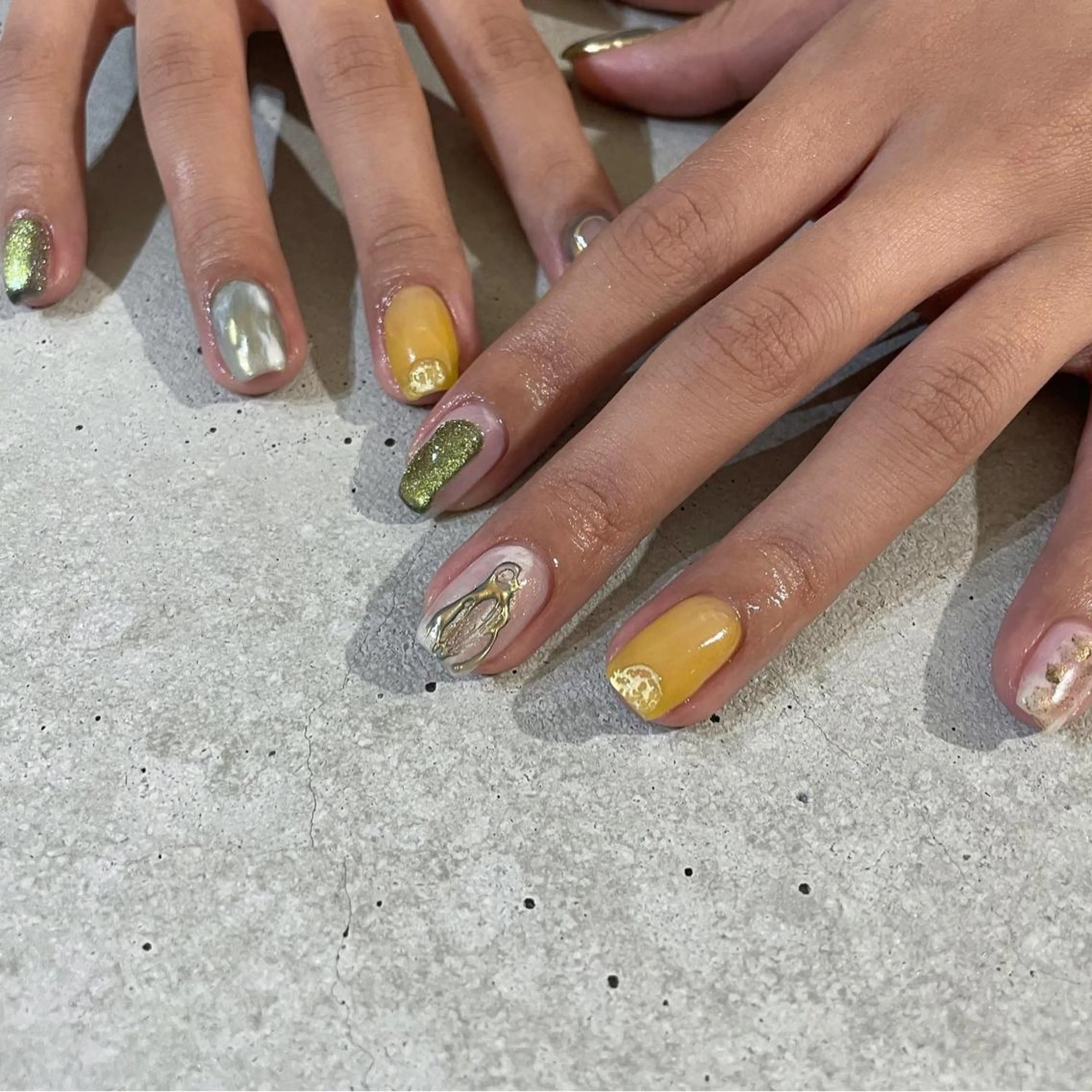 ネイル カジュアル ゴールド グリーン マグネットネイル ミラーネイル ハンドネイル ハンドケア lyly.nail所属・lylynail YUUKAのネイルデザイン