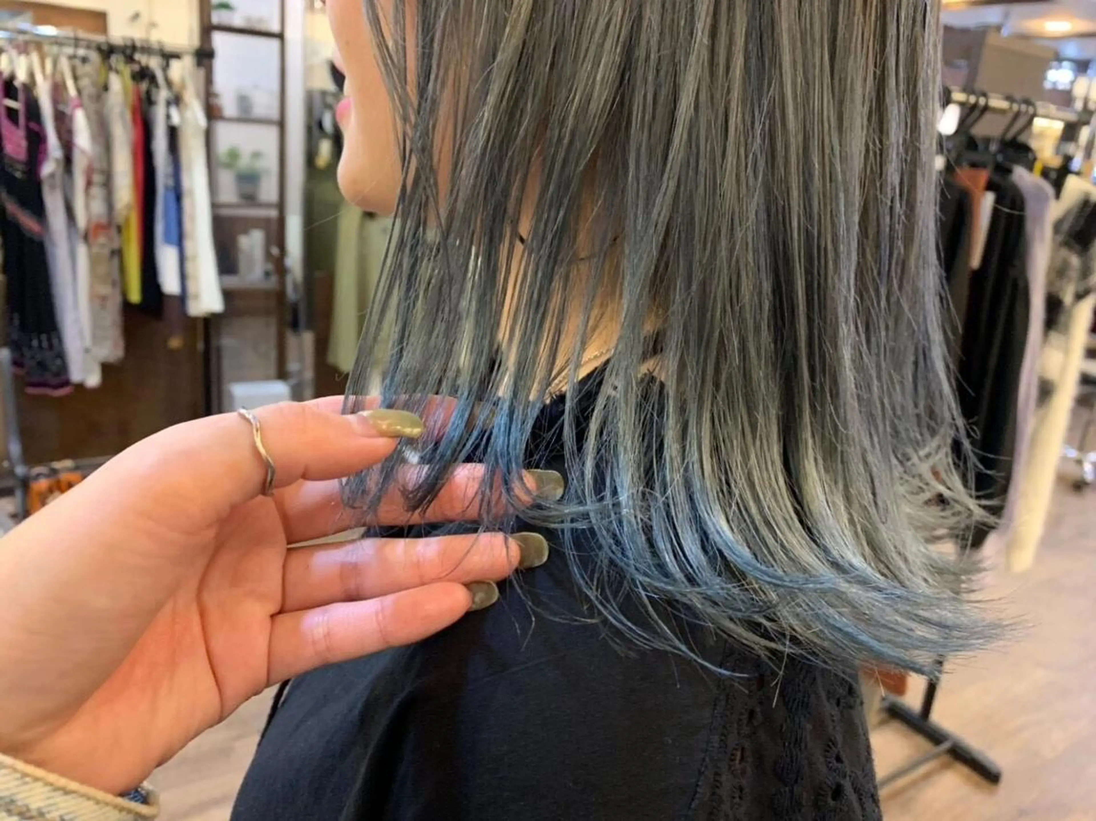 ロング シールエクステ/ ハイトーンカラーのヘアスタイル