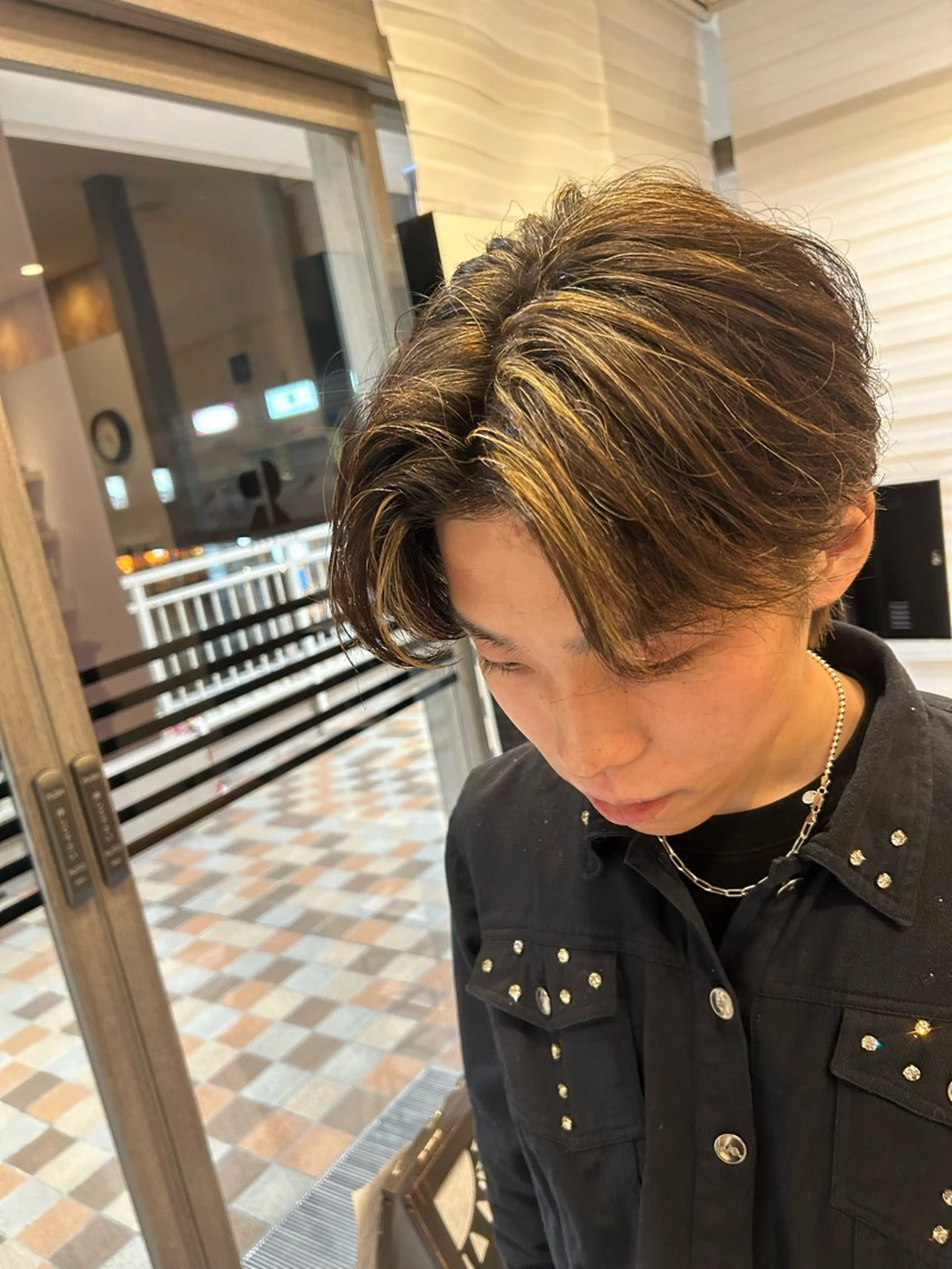 ミディアム メンズ ミディアムパーマ メンズハイライト メンズパーマ ハイライト カット RICHOUR豊中/ hirakuのヘアスタイル