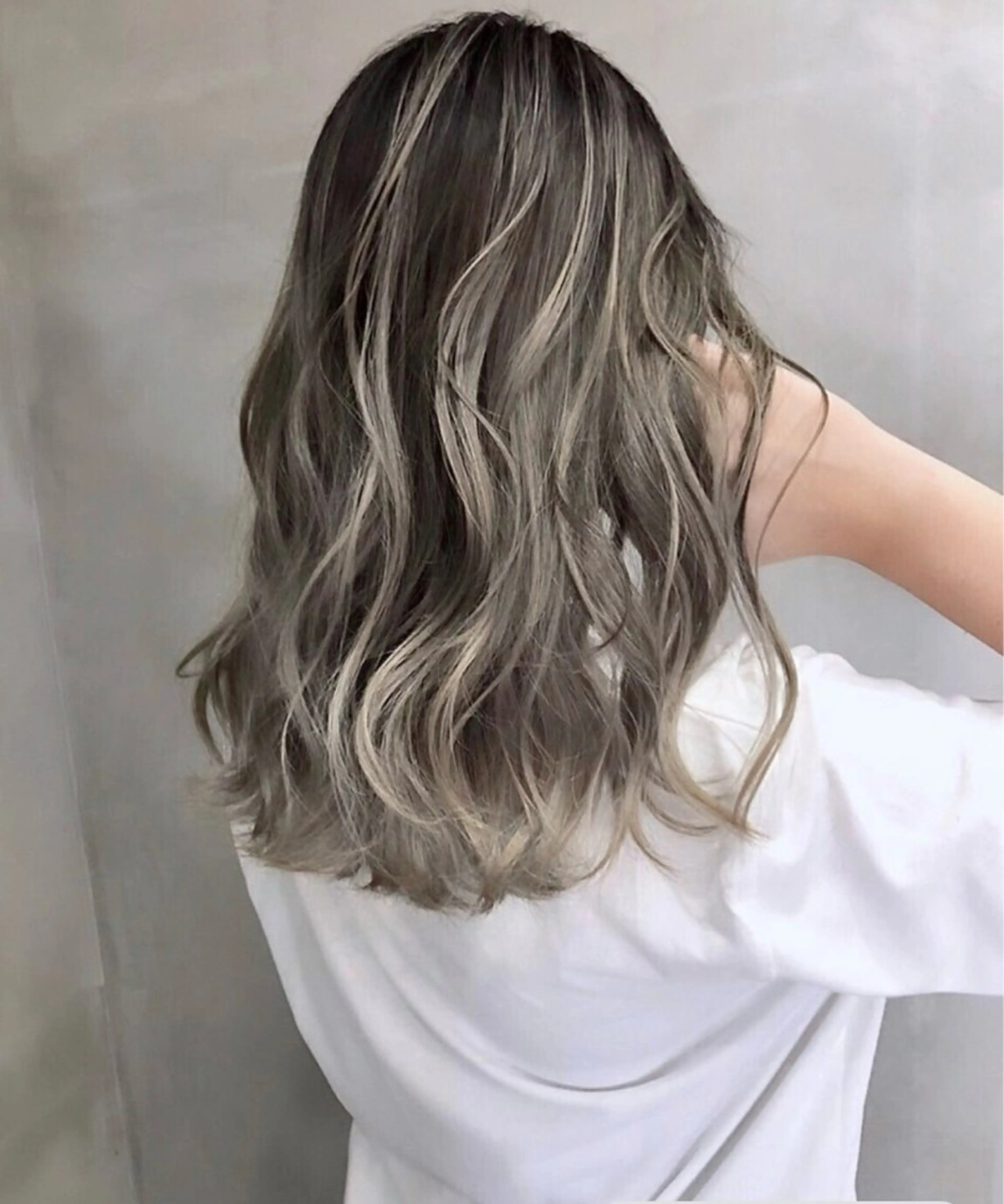 セミロング レイヤーカット カレンダー 弁天町Tomoのヘアスタイル