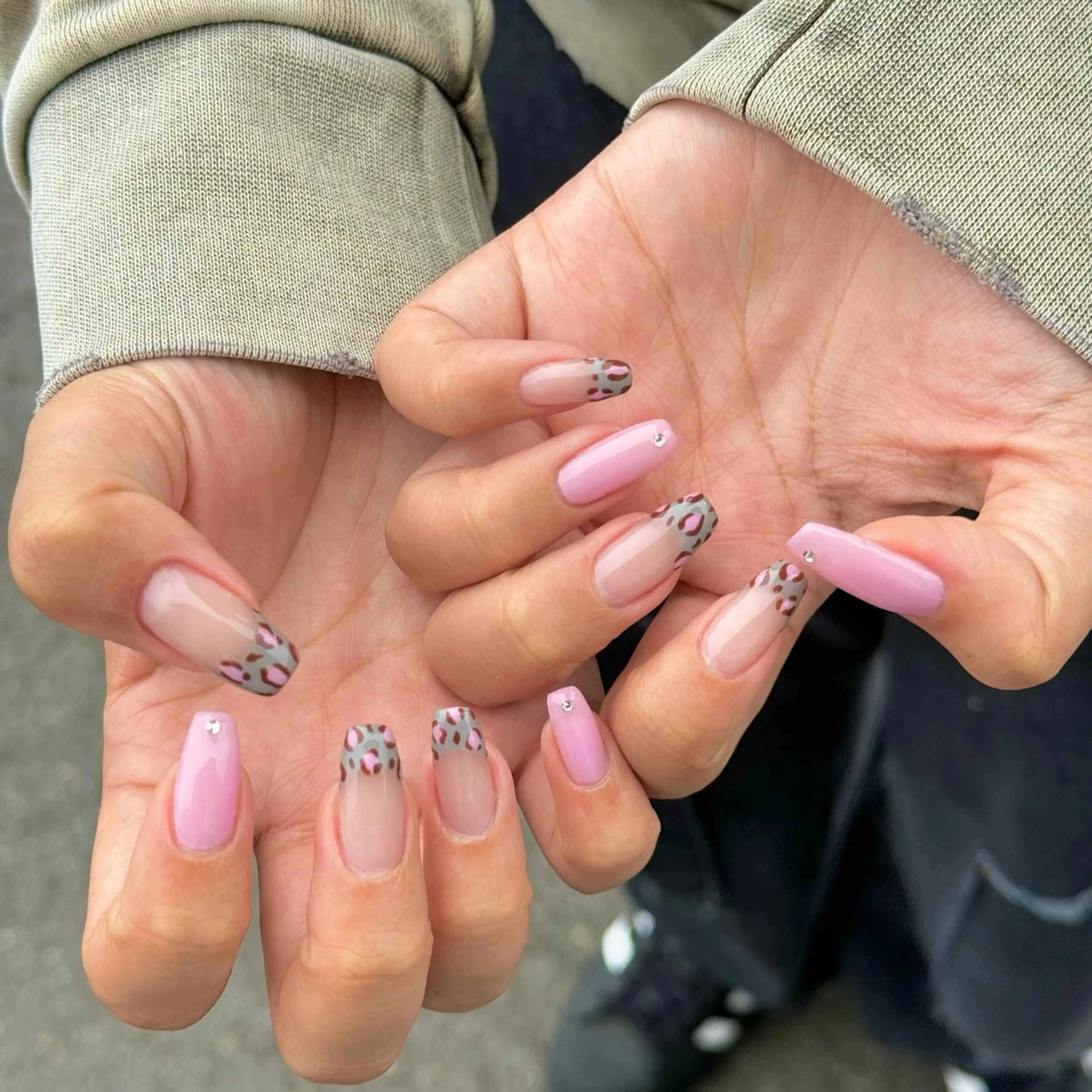 ネイル アニマル柄 ピンク ストーンネイル Nail Sant Esperanza by SALON DE やす所属・Sant Esperanzaのネイルデザイン