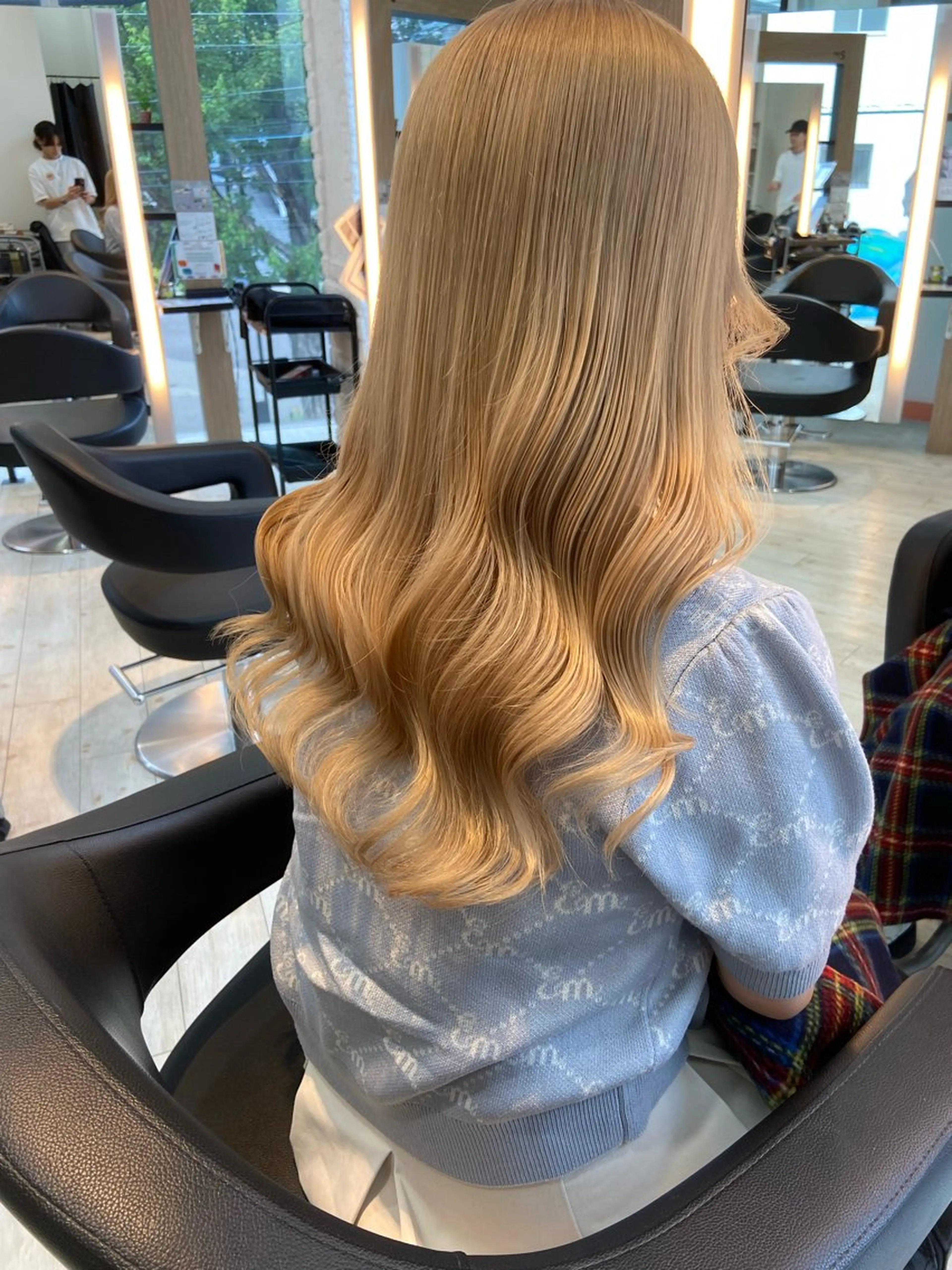 ロング カラー ベージュカラー ミルクティーベージュ 卒業式のヘアスタイル ブリーチ/髪質改善/ ハイトーン/暖色のヘアスタイル