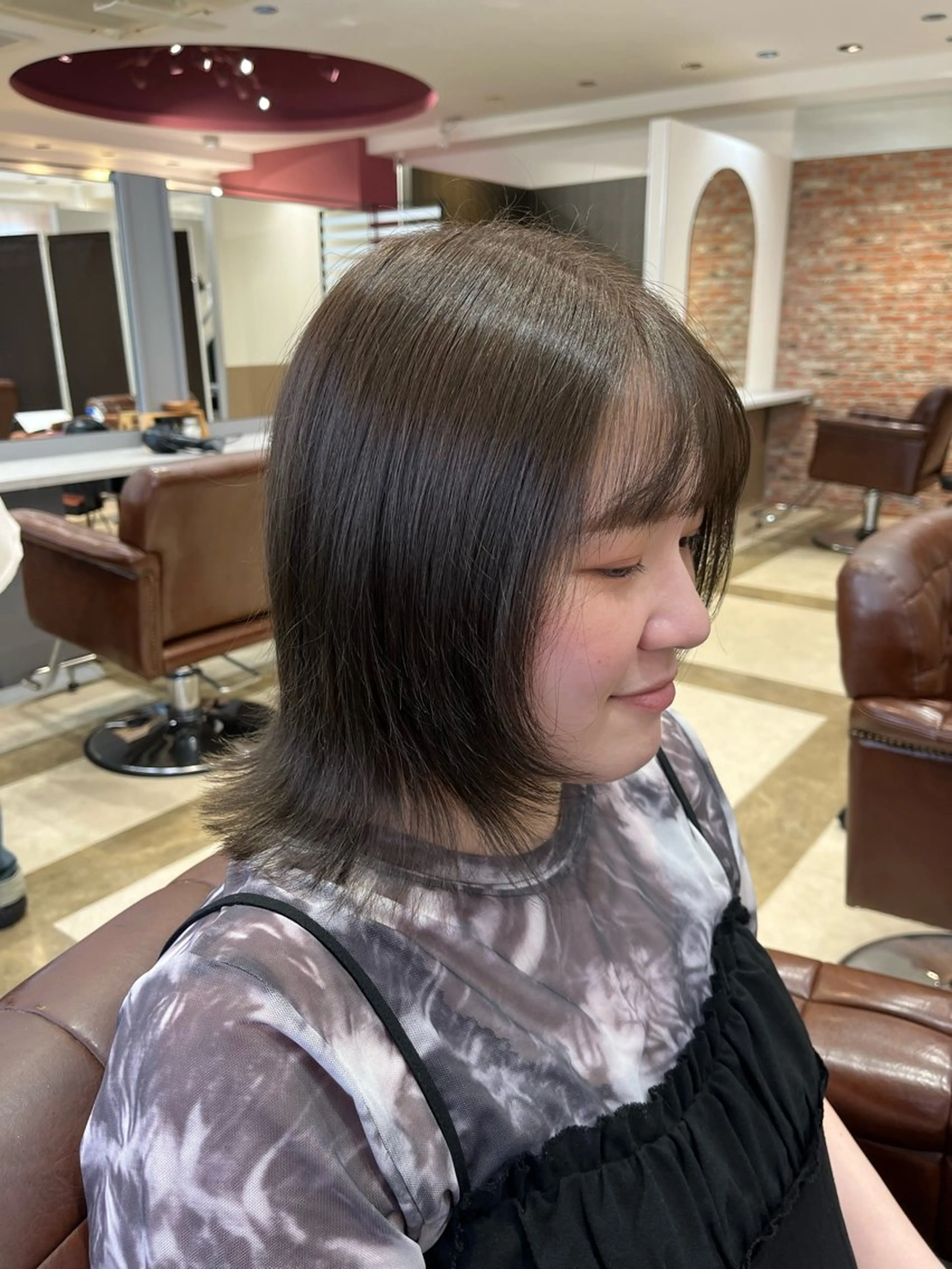 ミディアム カラー グレージュ オリーブグレージュ オリーブグレー 顔周りカット レイヤーカット 鳥見 若菜のヘアスタイル