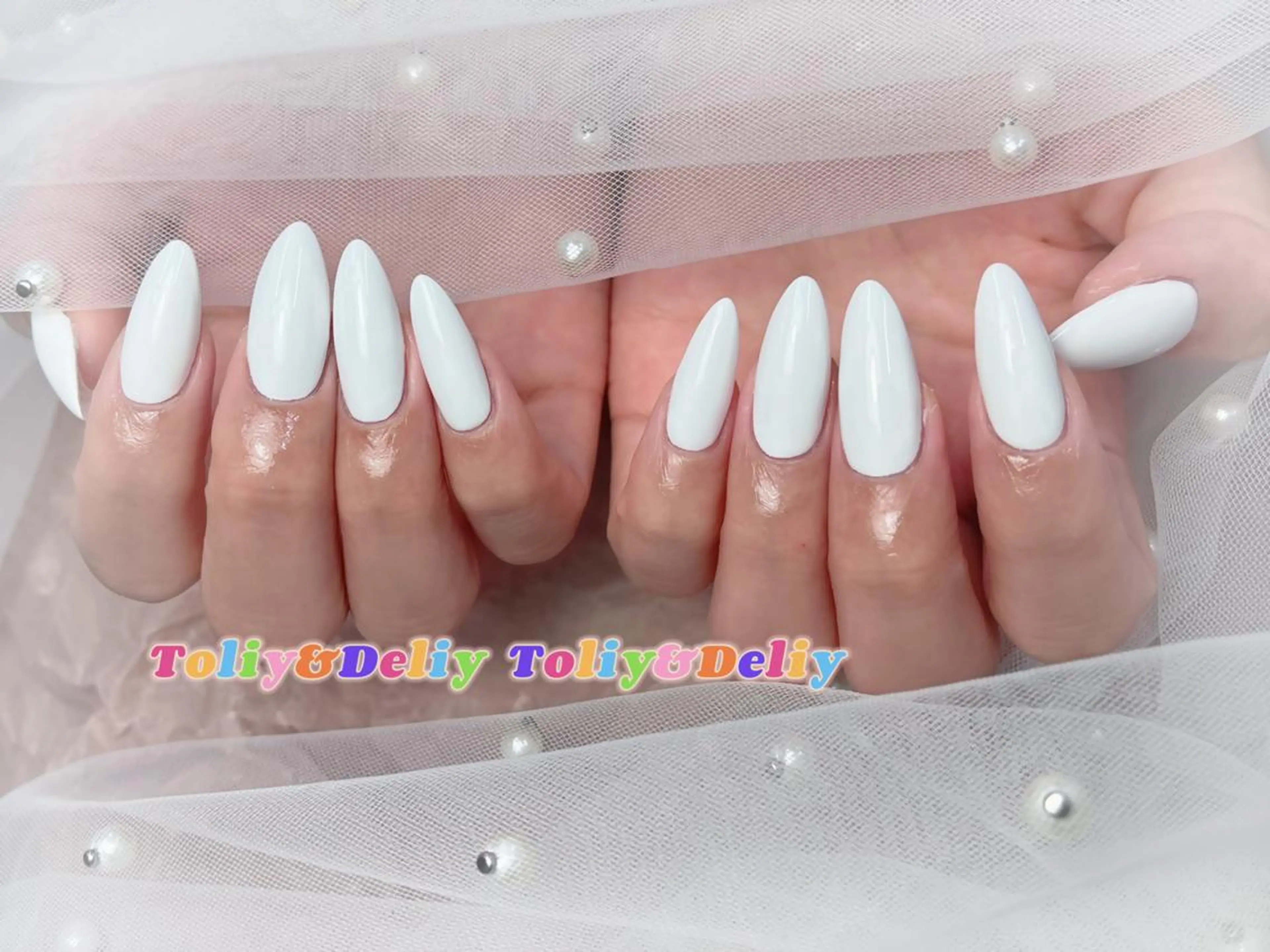 ネイル アートネイル シンプルネイル ホワイト ハンドネイル ToliyDeliy Nail Salonのネイルデザイン