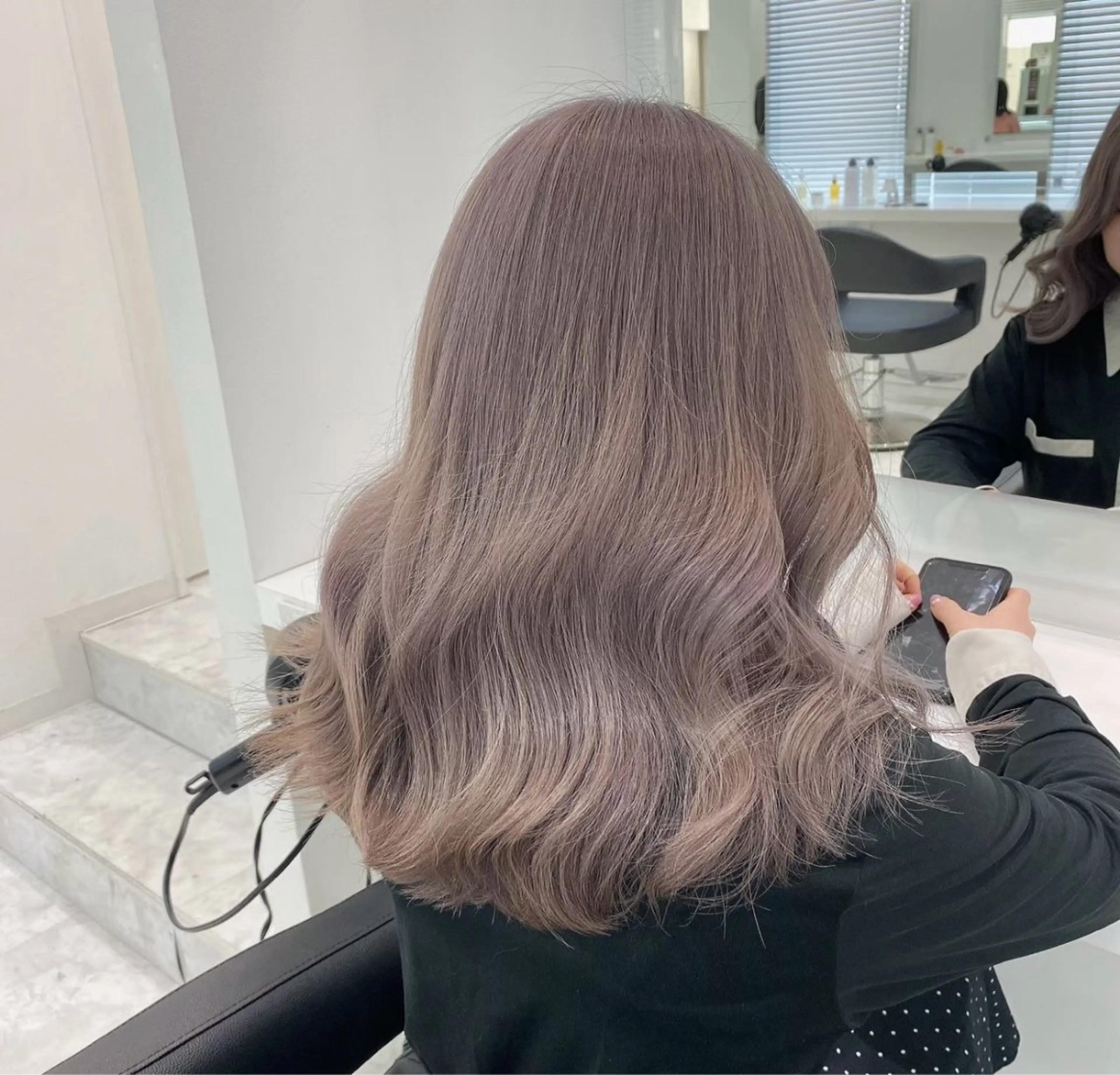 セミロング カラー ヘアアレンジ 🩵ダメージレス艶感 ハイトーン🩷のヘアスタイル