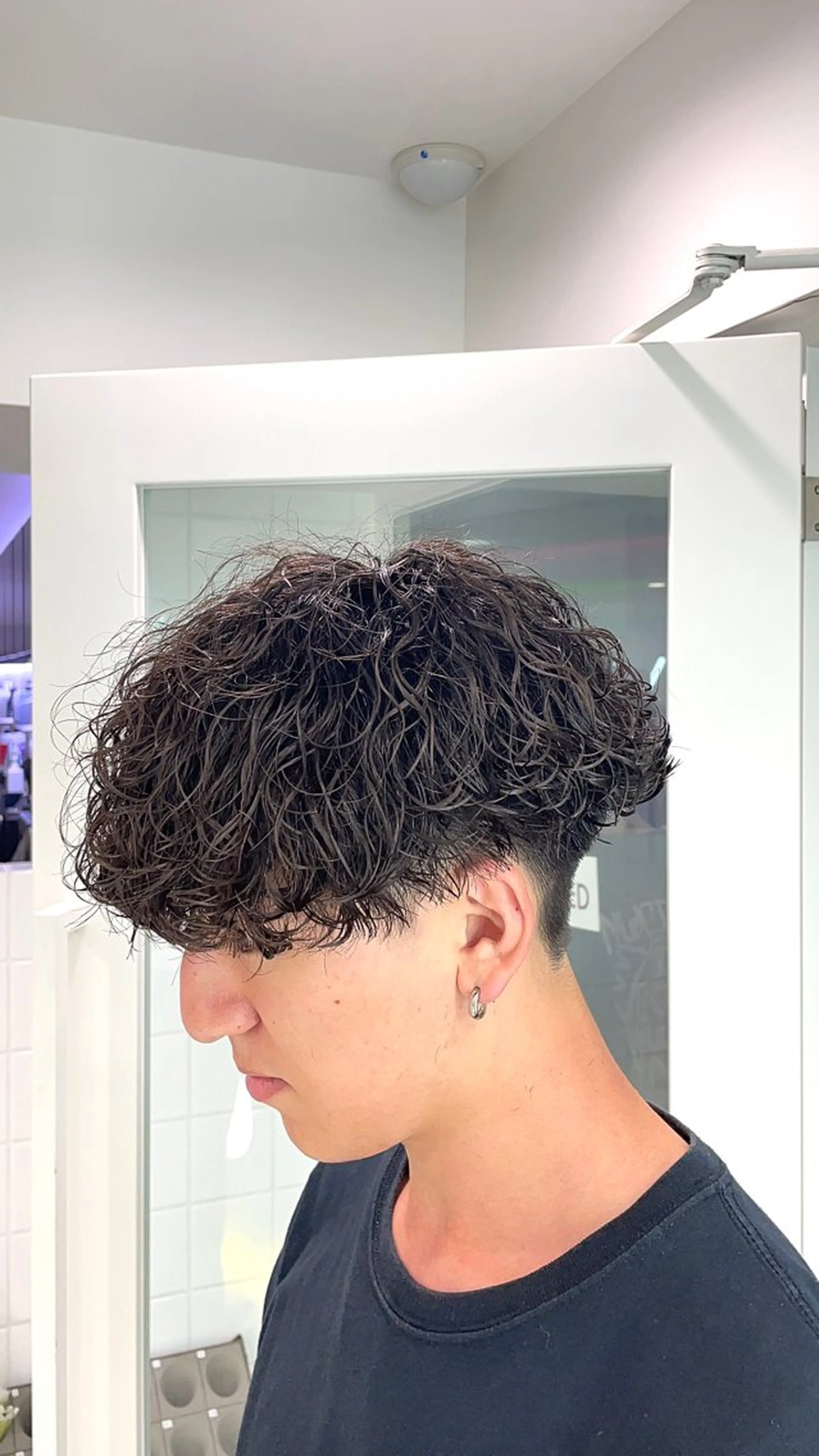 ミディアム パーマ ヘアアレンジ メンズ ミディアムパーマ メンズパーマ 顔まわりカット の達人のヘアスタイル