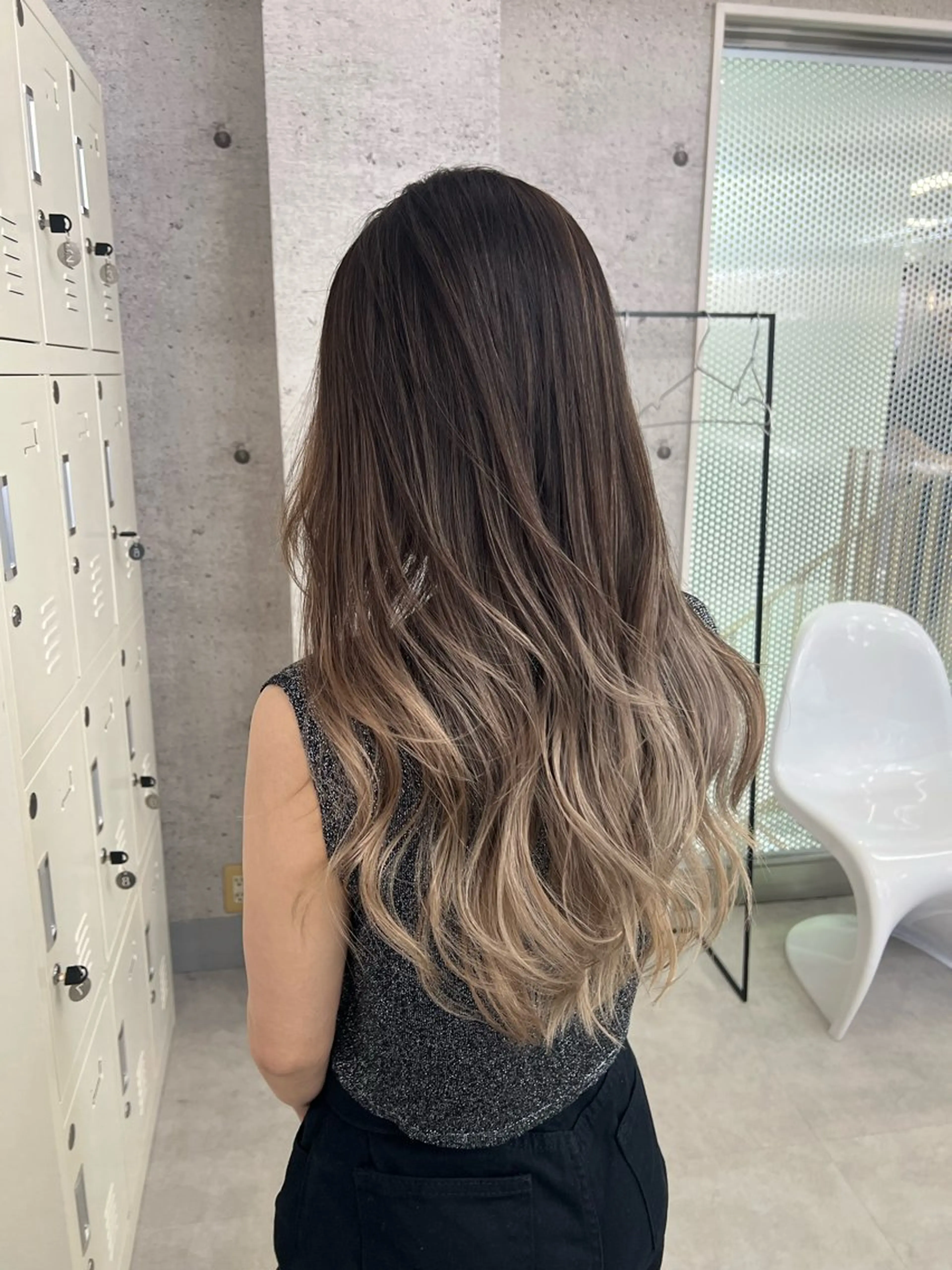 ロング レイヤーカット カット ヘアカラー アンナ🦋海外ヘア バレイヤージュのヘアスタイル