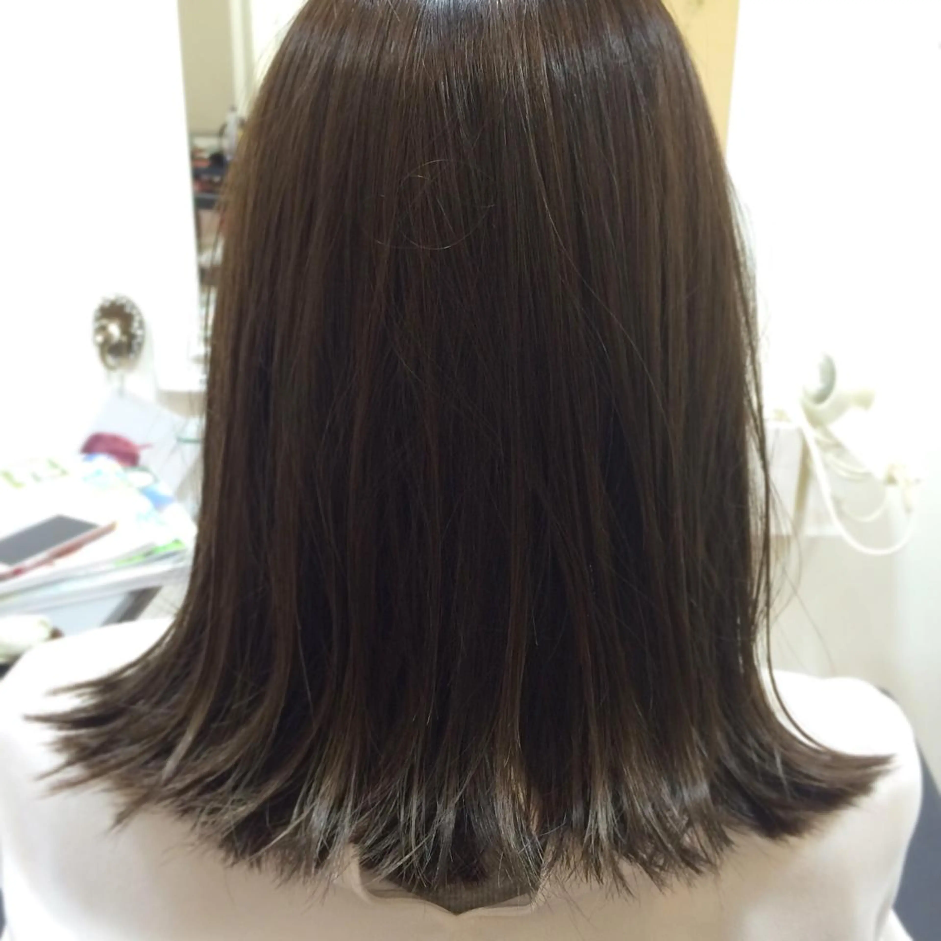 ミディアム カラー 切りっぱなしボブ ブリーチ ブルーカラー ブルージュ ブリーチなしカラー 上尾  純也のヘアスタイル