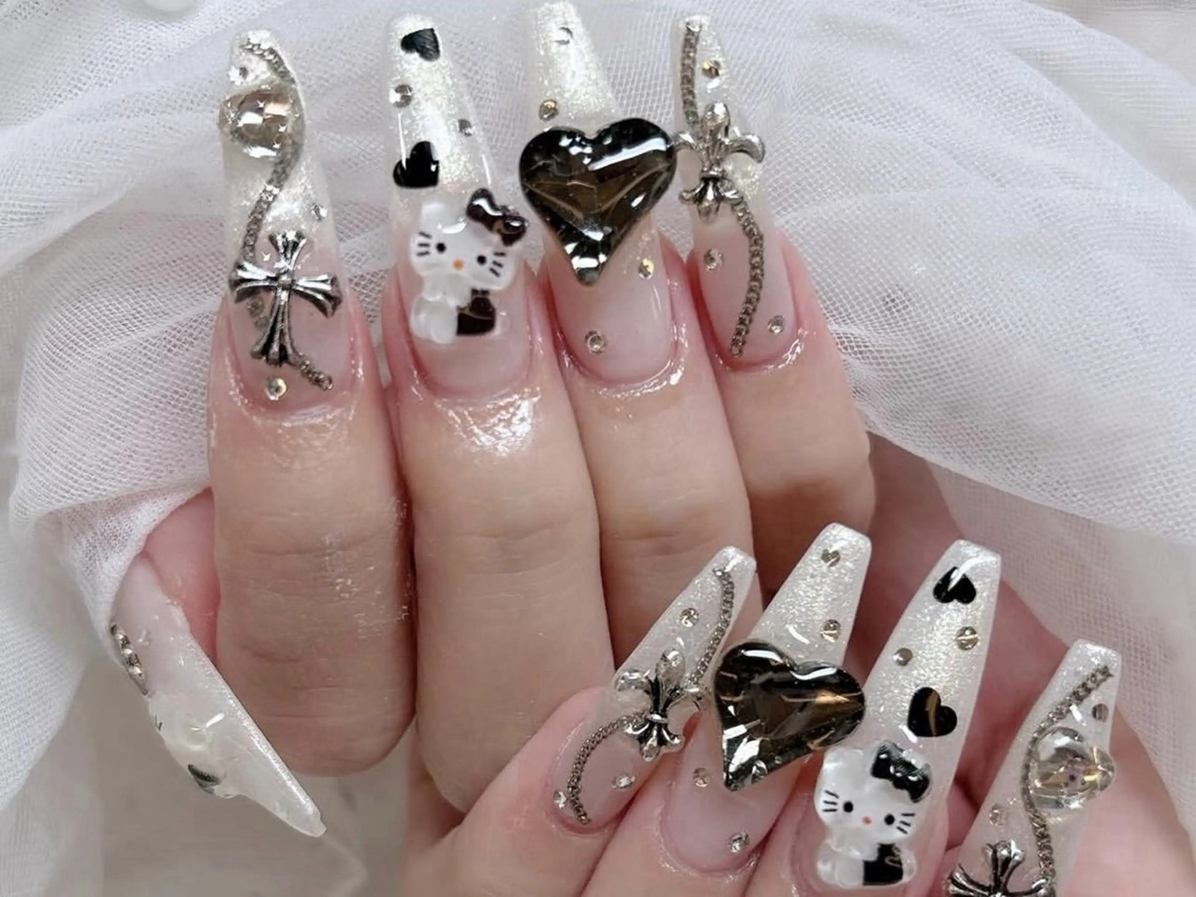 メンズ ネイル メンズ韓国風 アートネイル フレンチネイル ジェルネイル キラキラネイル ハンドネイル Bloom スカルプ専門店のネイルデザイン