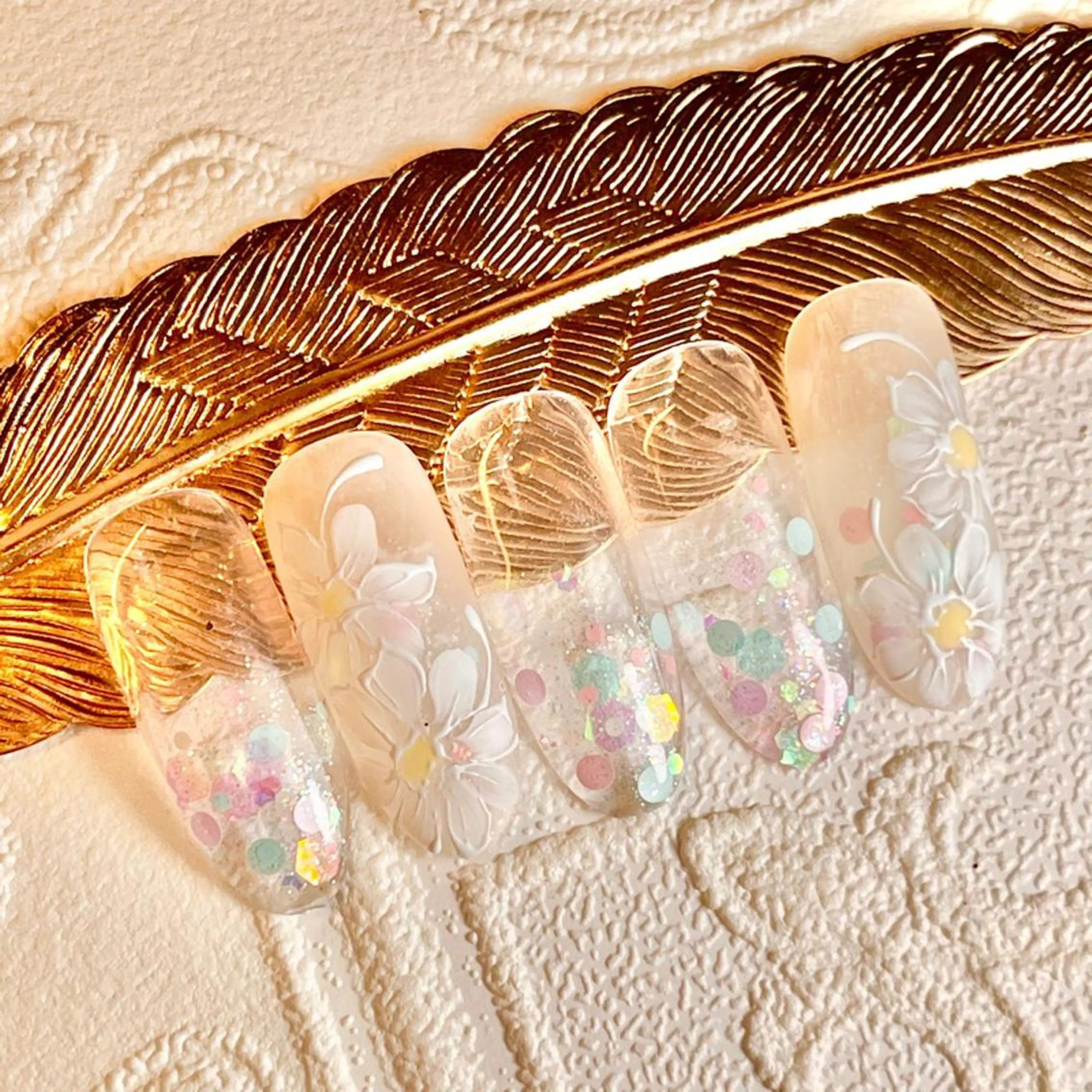 カラー ネイル 透明感カラー アートネイル フラワーネイル ラメ(グリッター) ラメグラデーション nail salon Axia所属・nail salon Axiaのネイルデザイン