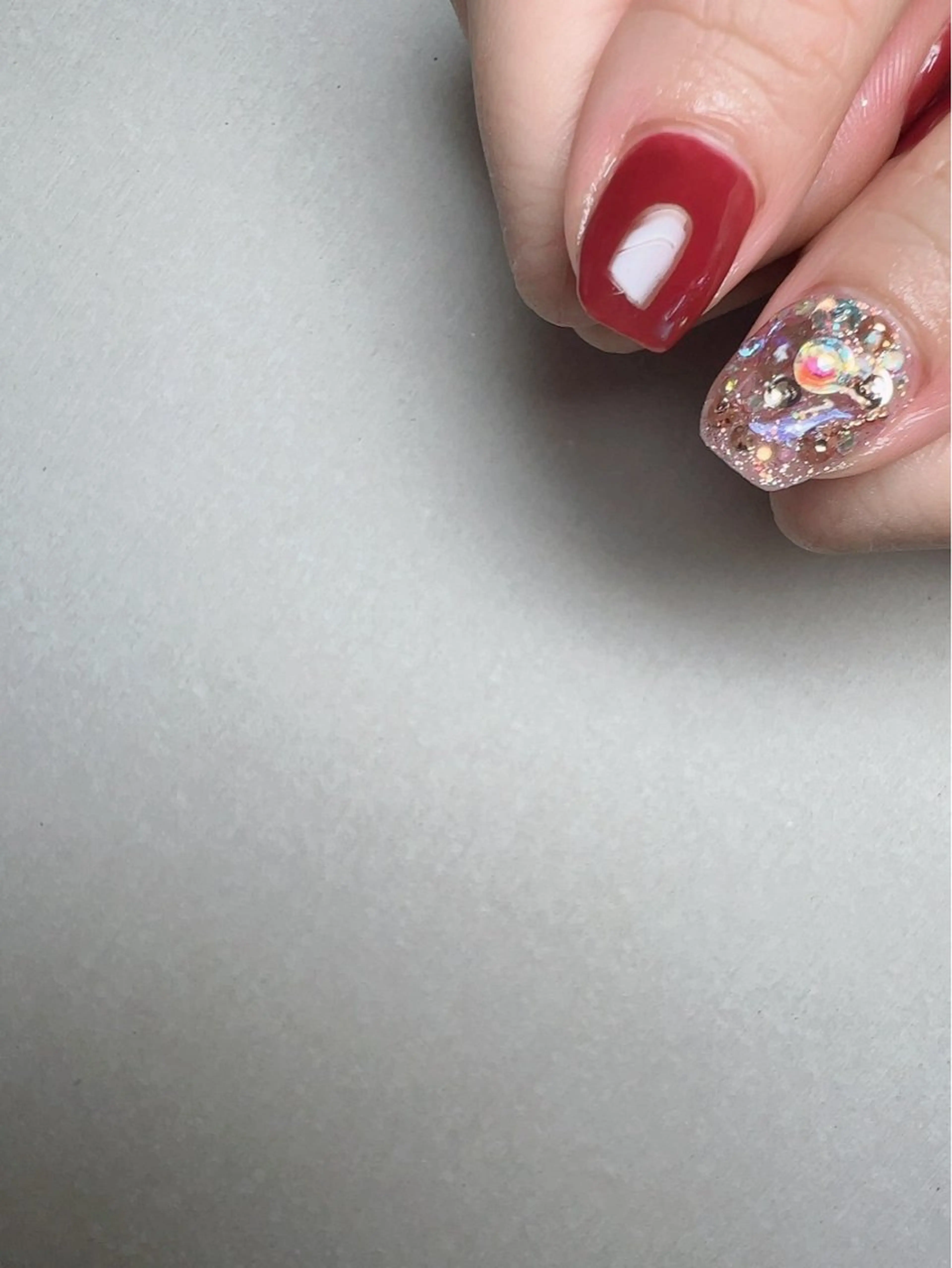 ネイル ボルドー キラキラネイル ワンカラーネイル 赤色 ストーンネイル irooo 21のネイルデザイン