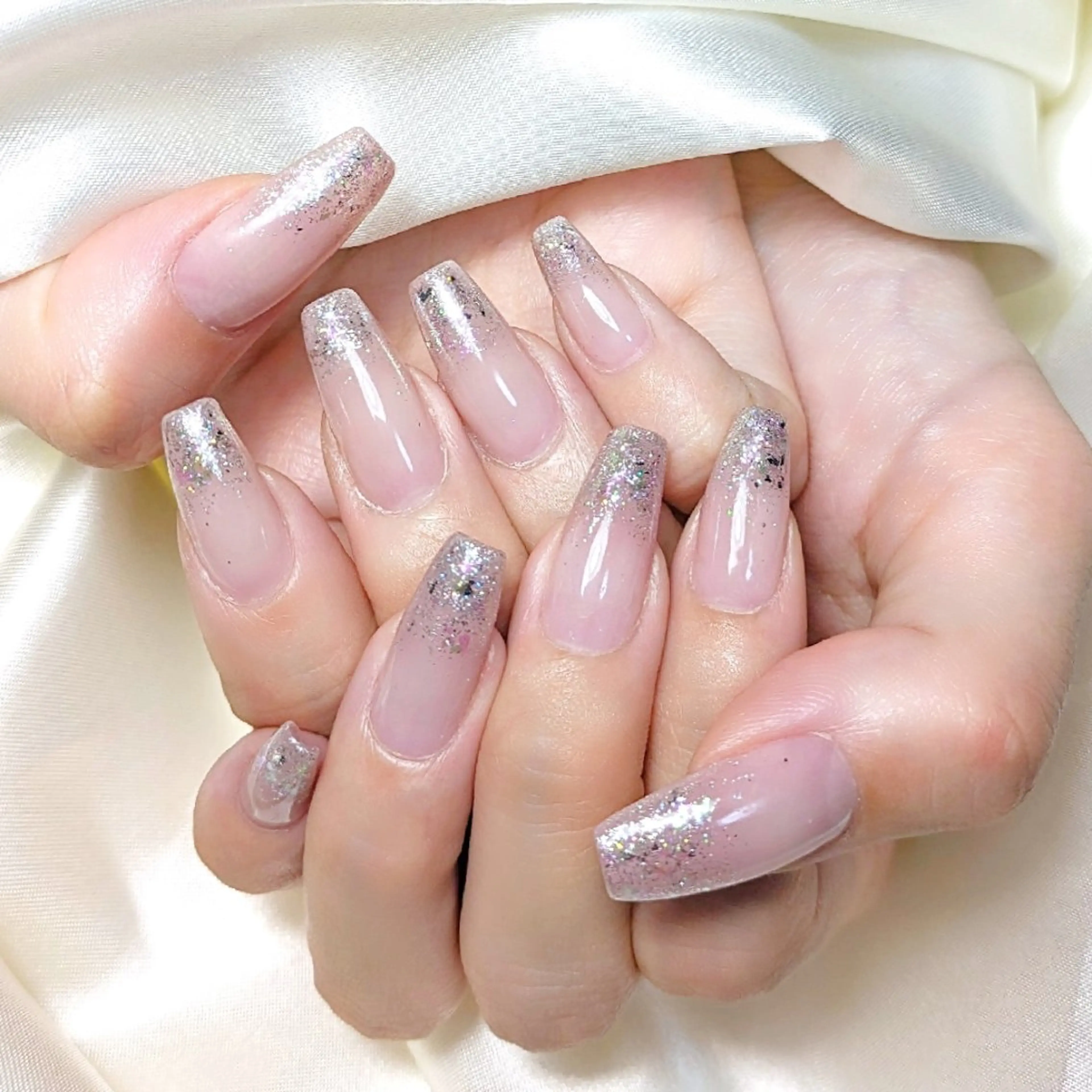 ネイル オーロラネイル フラッシュネイル グラデーション キラキラネイル ラメ(グリッター) ハンドネイル 塩見 聖子のネイルデザイン