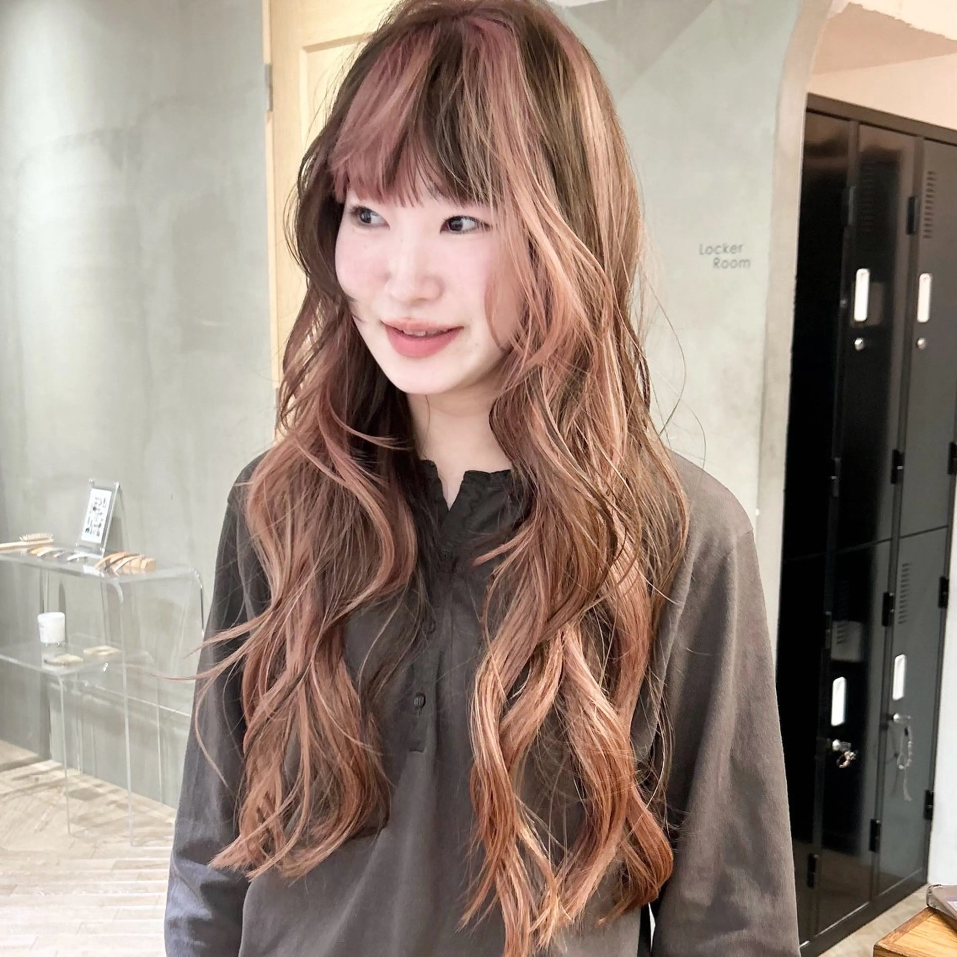 ロング カラー デザインカラー ハイライトカラー ピンクカラー ハイライト レイヤーカット カット ヘアカラー トリートメント レイヤーカット/栄/ 顔周り/キトウモエノのヘアスタイル