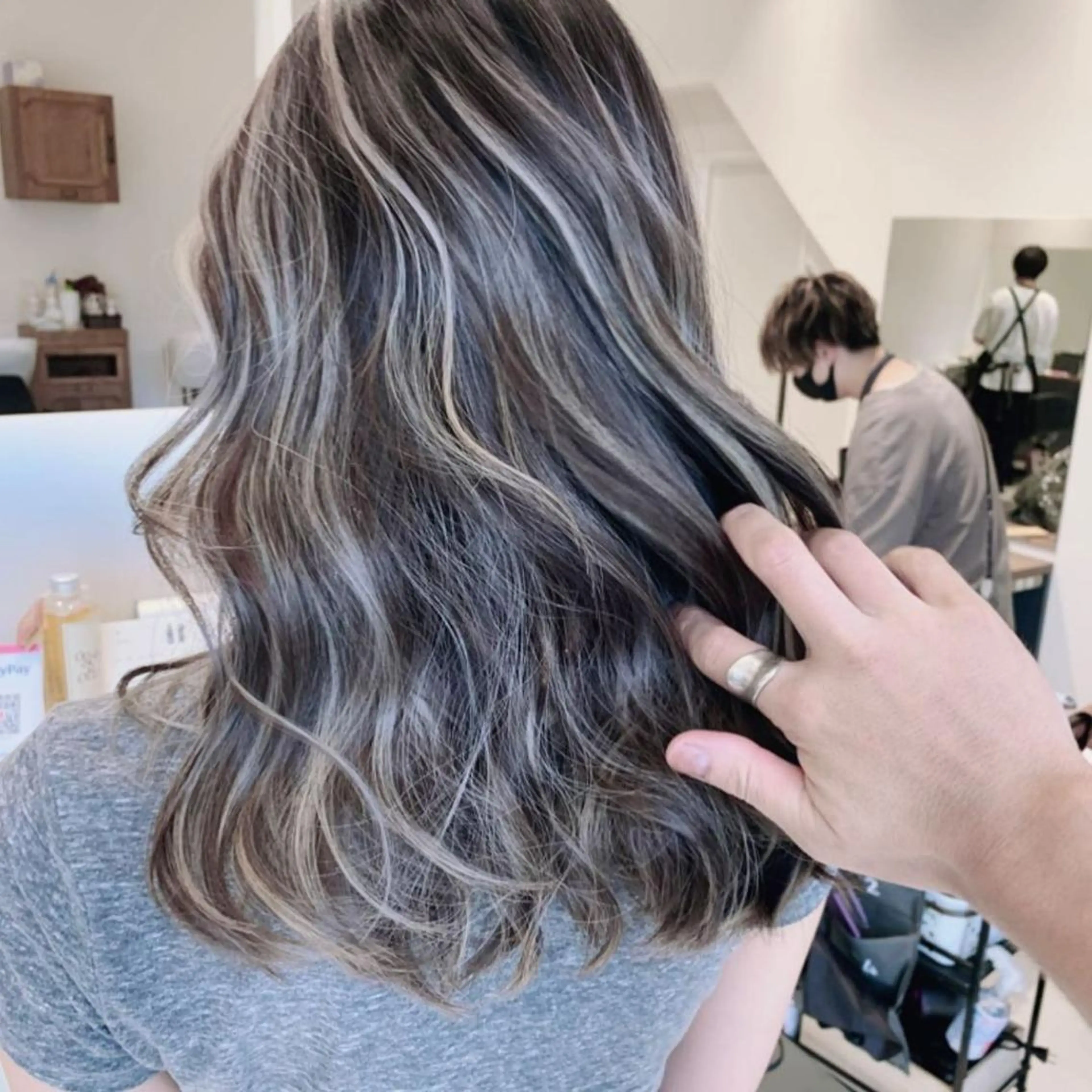 ロング カラー ブリーチ ケアブリーチ ハイライトカラー ハイライト 髪質改善 ヘアカラー オフホワイトアンドなんば所属・福西 洋斗のヘアスタイル