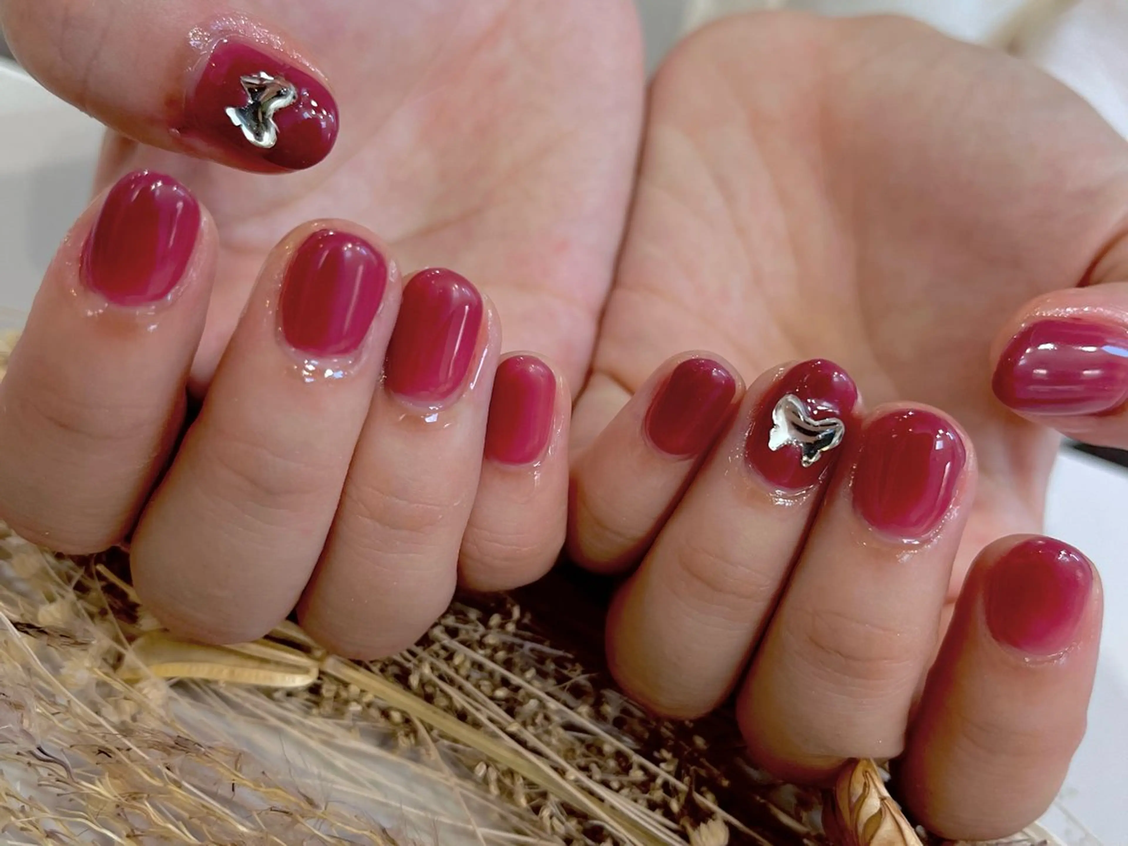 ネイル キラキラネイル ストーンネイル ブライダルネイル Queen nail所属・QUEENＮA IＬ JR寺田町1分のネイルデザイン