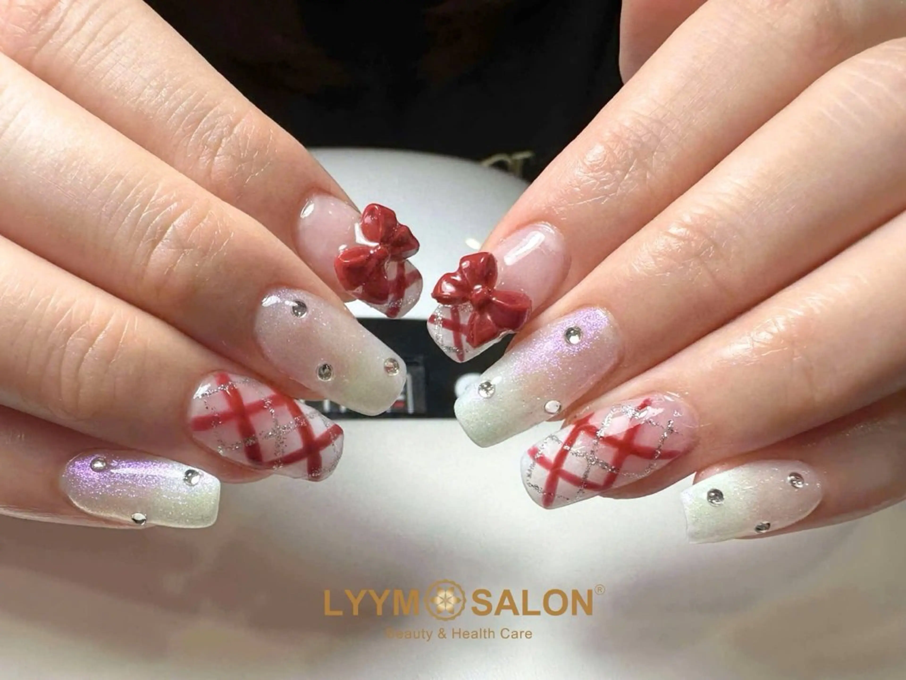 ネイル 韓国ネイル 赤色 リボン シンプルネイル ホワイト LYYM Salonのネイルデザイン