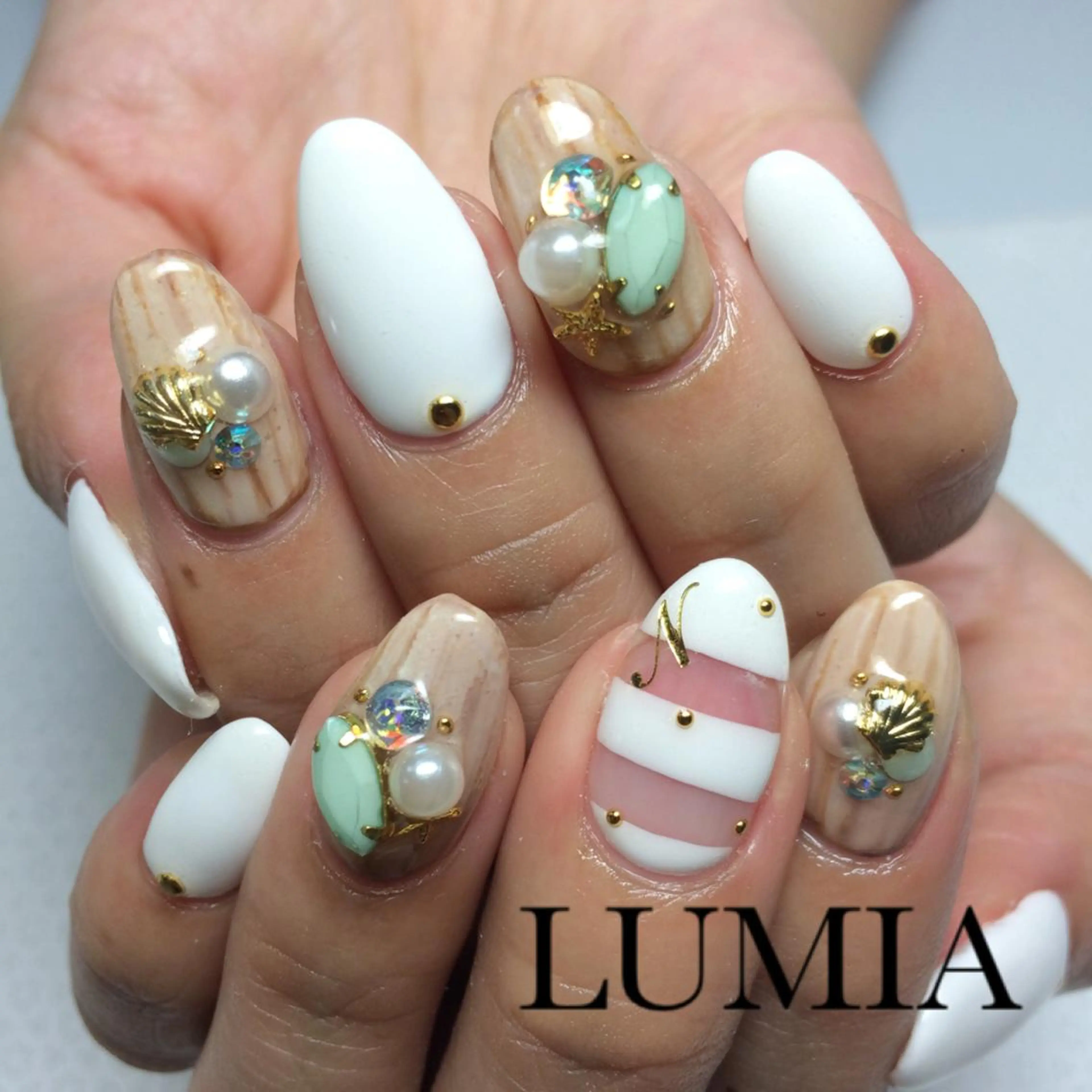 ネイル ストーンネイル Emu Nailのネイルデザイン