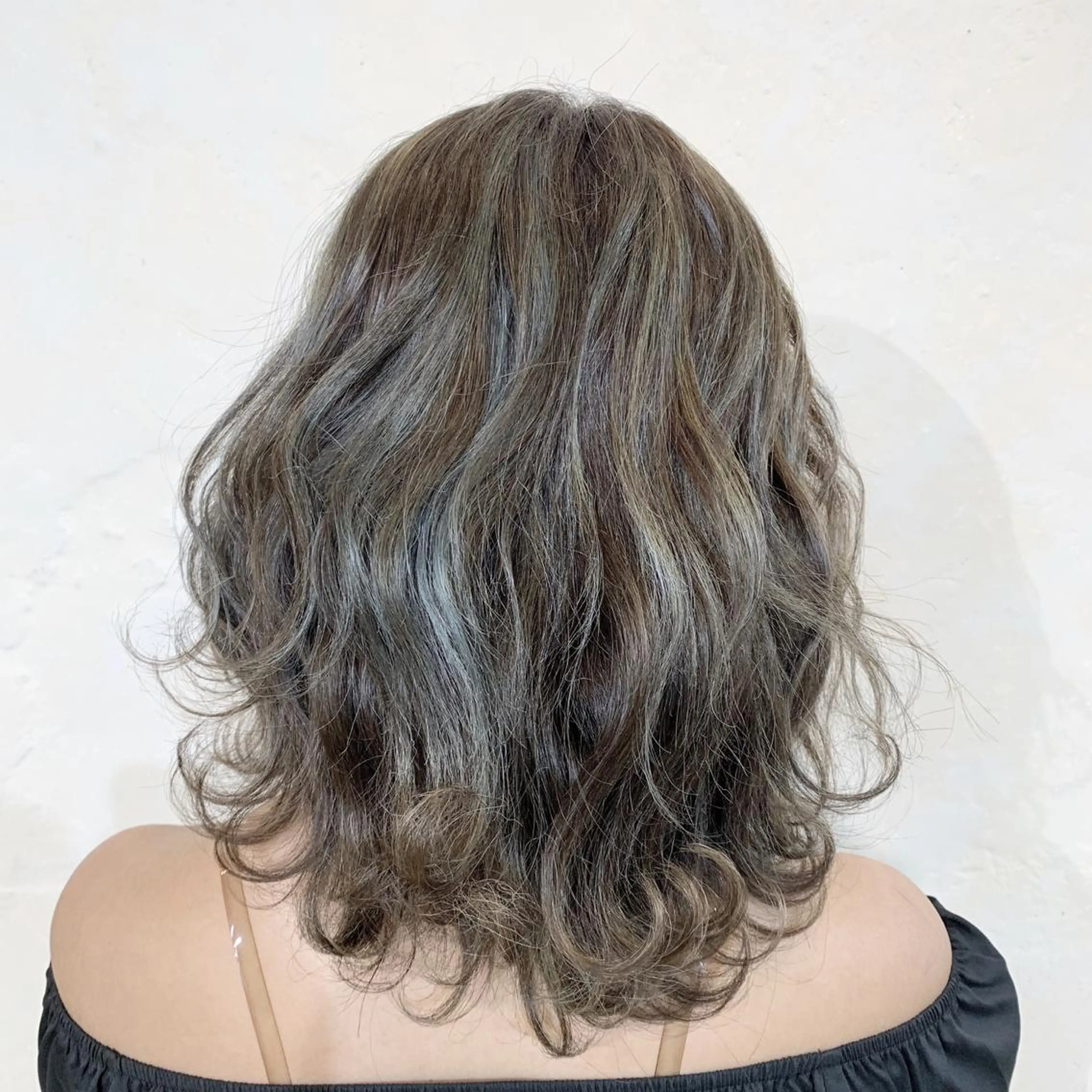 ミディアム カラー パーマ ヘアアレンジ メンズ キッズ ネイル マツエク・マツパ 結婚式・ブライダル ミディアムパーマ メンズバレイヤージュ センターパート メンズハイライト 角床直哉 カラーカットNO 1のヘアスタイル