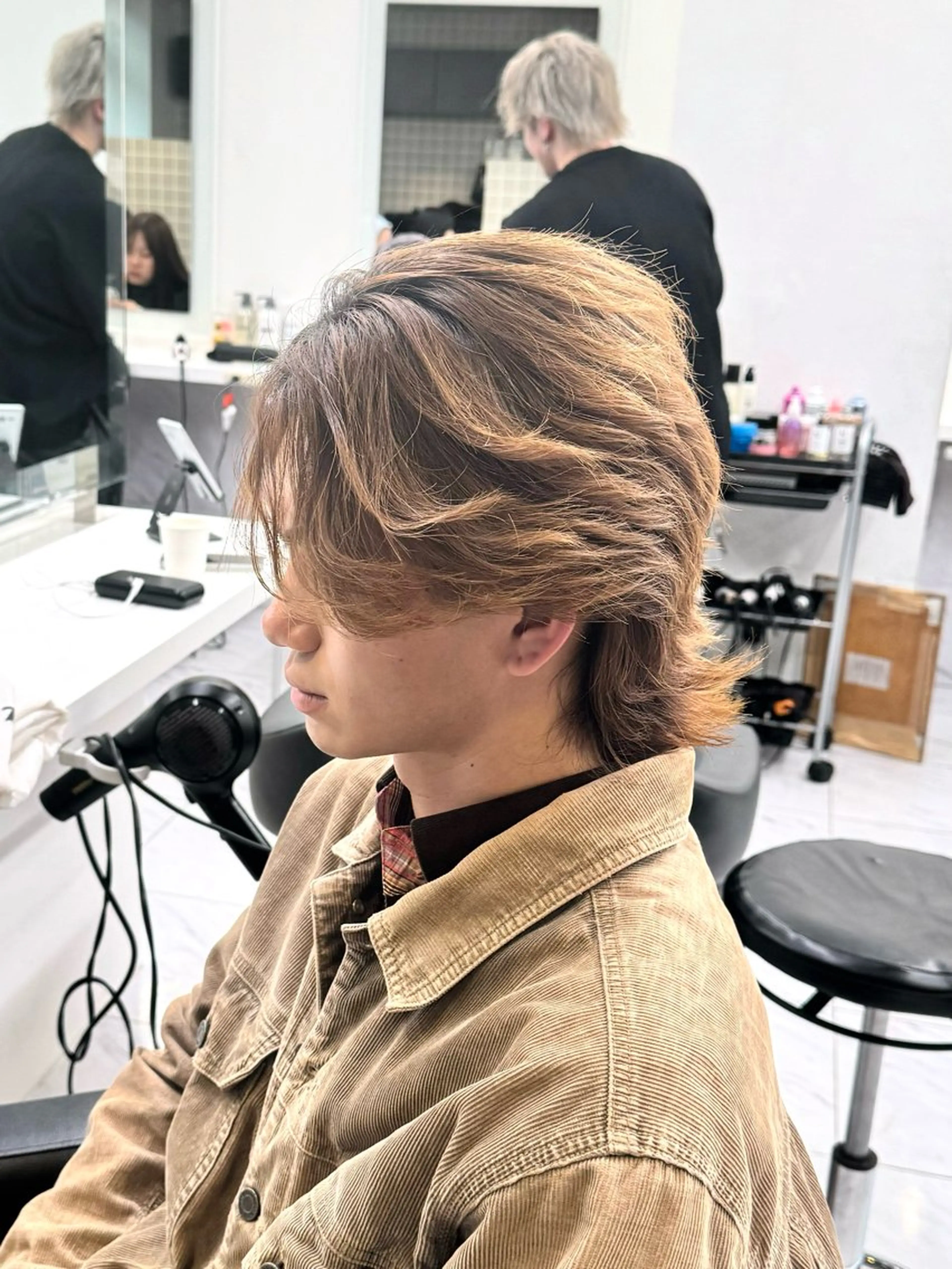 ミディアム カラー パーマ ヘアアレンジ メンズ ミディアムパーマ フェザーパーマ メンズパーマ ニュアンスパーマ カット ヘアカラー パーマ トリートメント ヘアセット 顔まわりカット の達人のヘアスタイル
