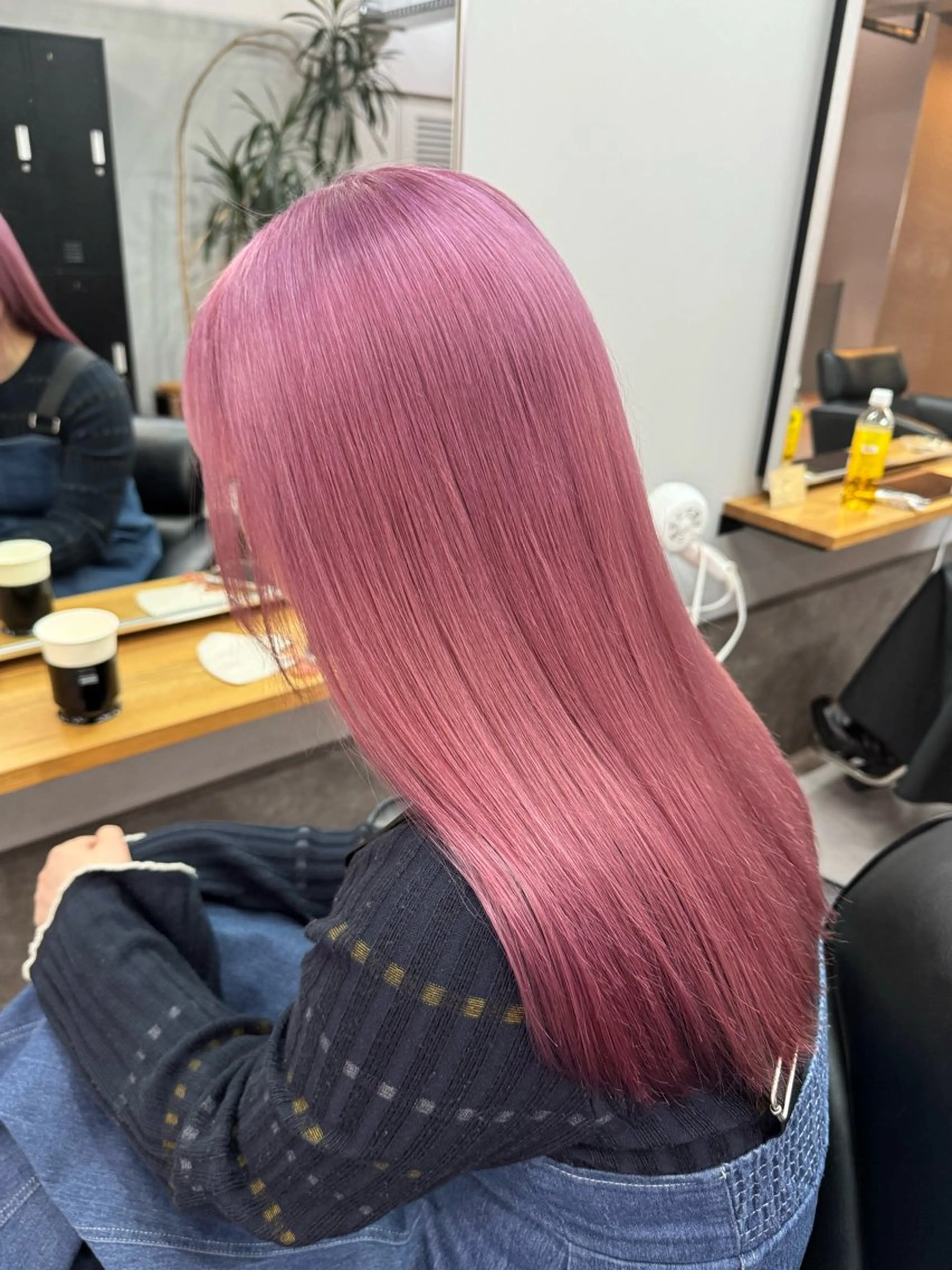 ロング ミルクティーカラー グレージュ　高山慧輔のヘアスタイル