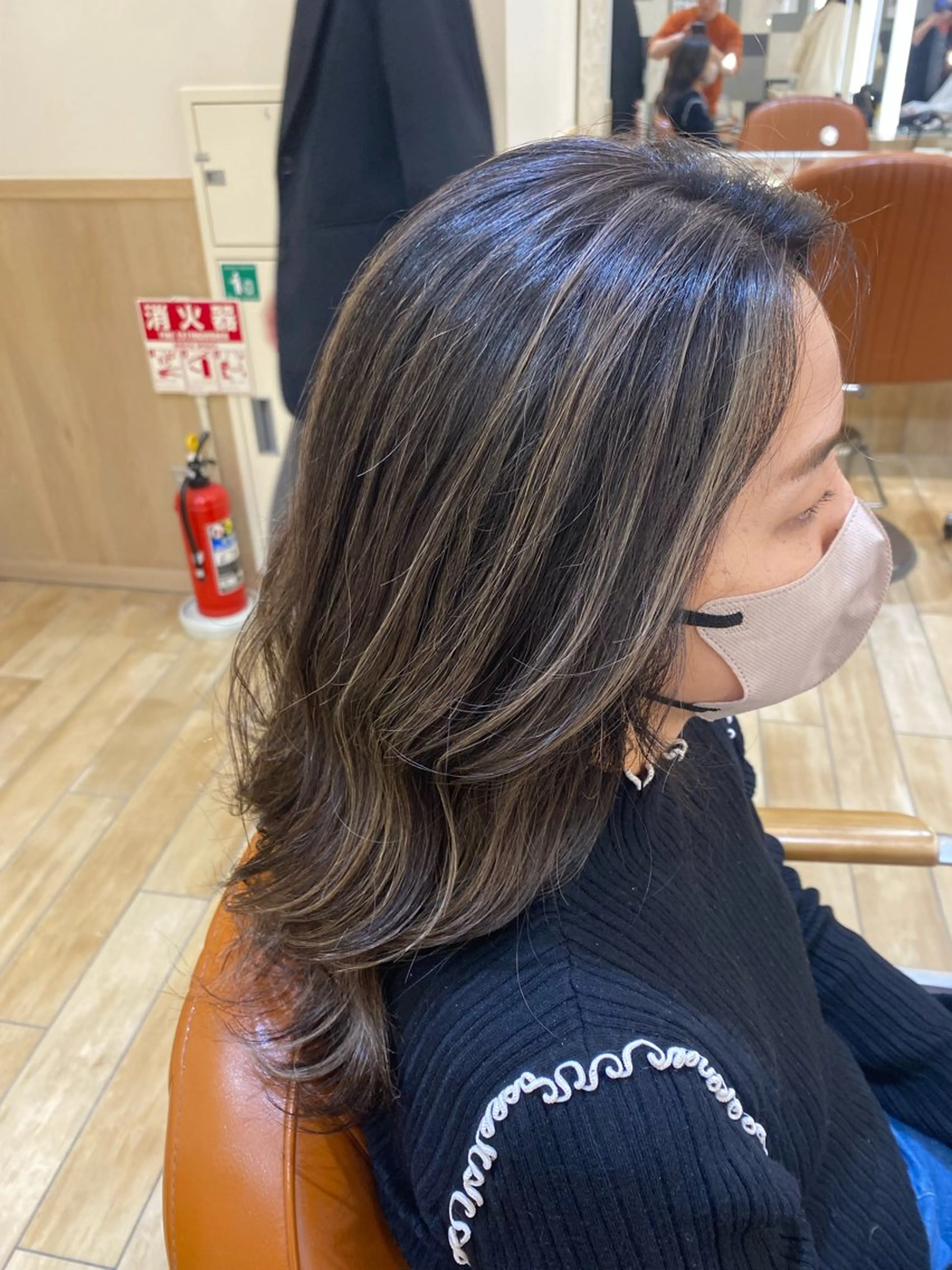 セミロング カラー ヘアアレンジ 透明感カラー ハイライトカラー ハイライト ヘアカラー トリートメント 新宿メンズパーマ ヨモギダのヘアスタイル