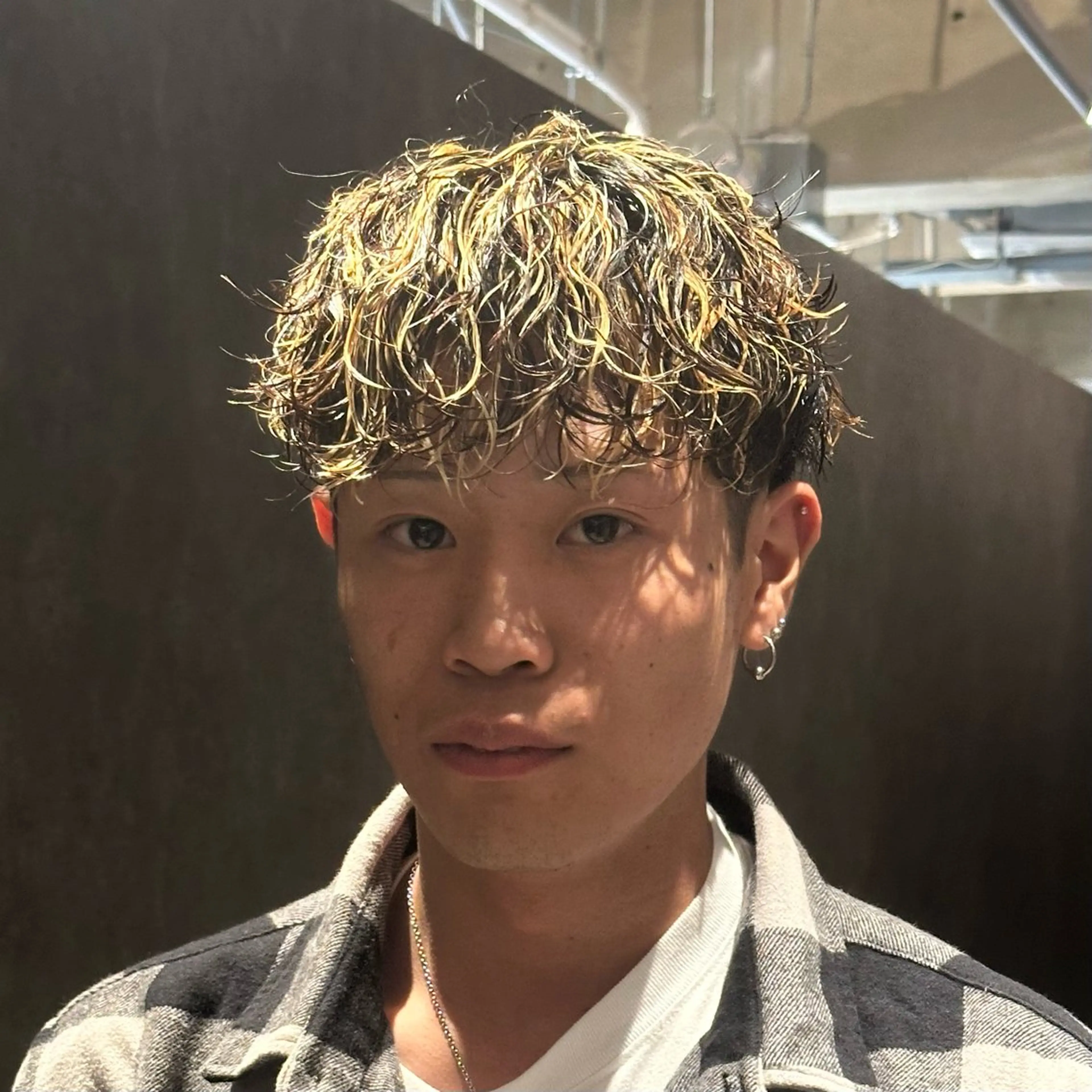 ショート カラー パーマ メンズ メンズブリーチ センターパート フェードカット フェザーパーマ メンズハイライト 金山駅前/メンズ パーマ/真柄 恒輝のヘアスタイル