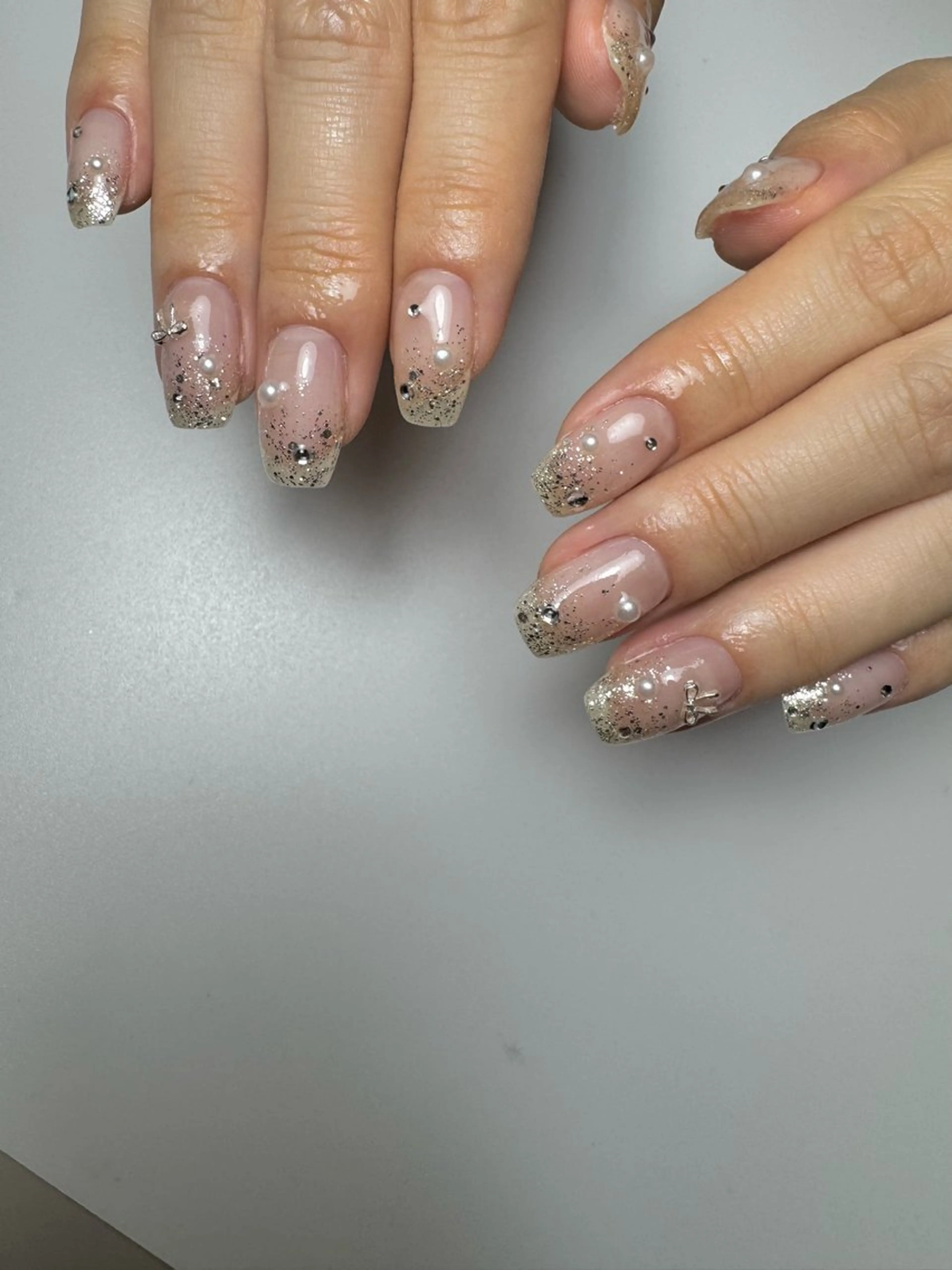 ネイル グラデーション ラメ(グリッター) ラメグラデーション リボン ハンドネイル 白日-hakubi nail-のネイルデザイン