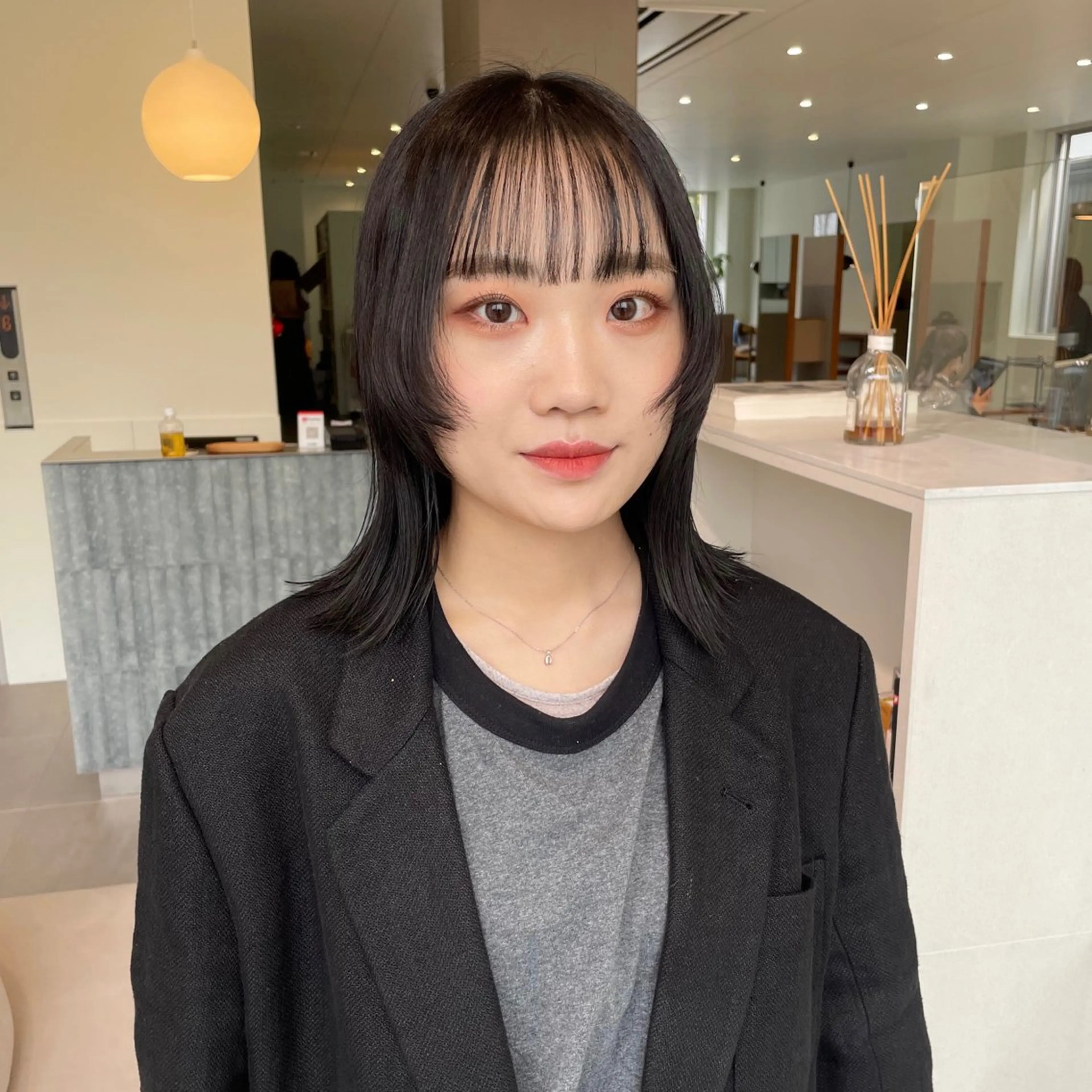 ミディアム カラー ベージュカラー ブリーチ 透明感カラー ダブルカラー デザインカット カット ブリーチ/レイヤー 🌻Mutsumiのヘアスタイル