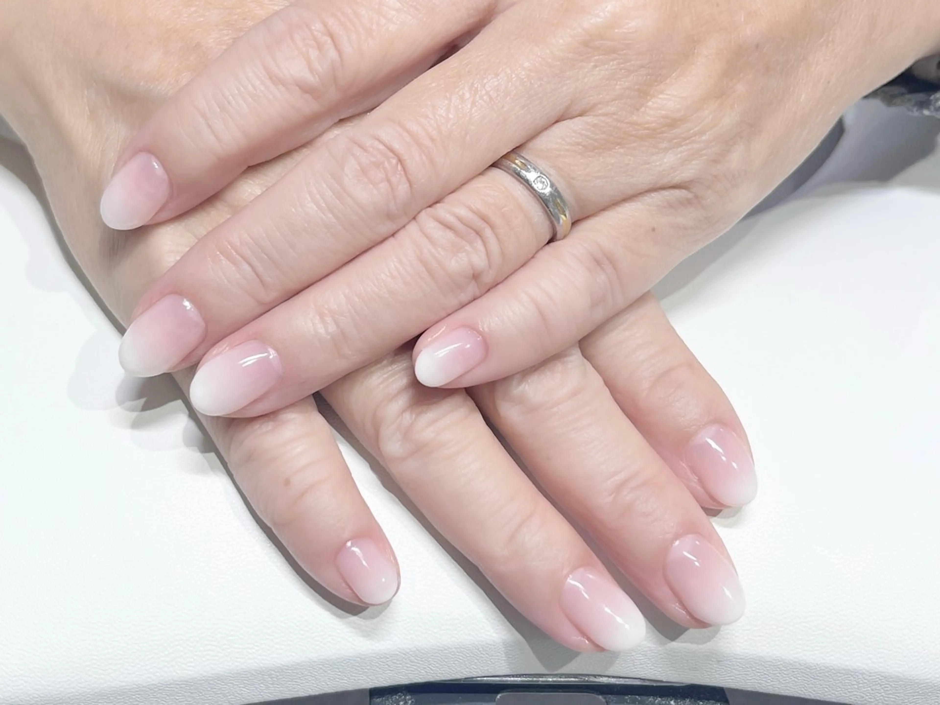 ネイル グラデーション ホワイト ハンドネイル Belle Fleuve ASUのネイルデザイン