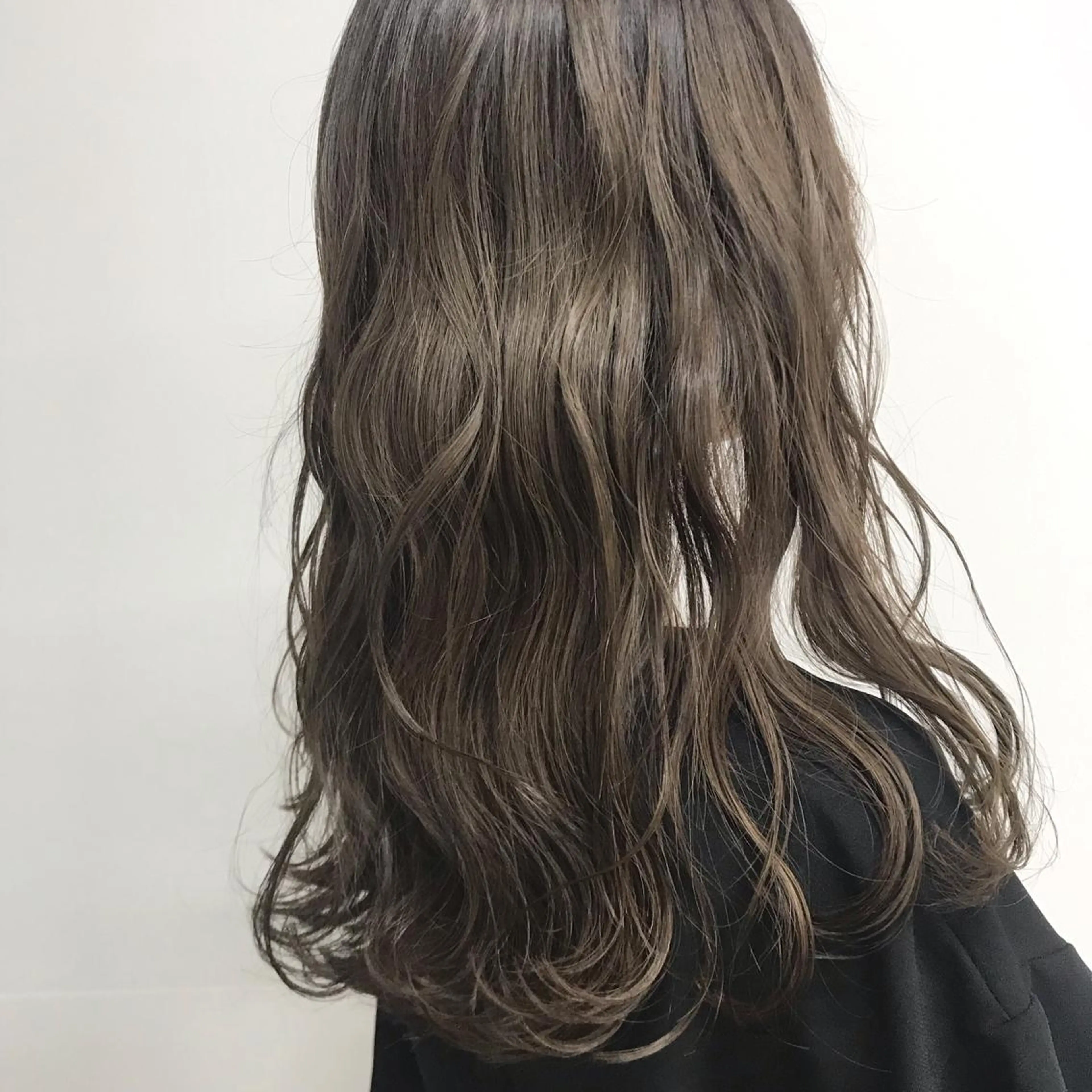 セミロング カラー 横山 奈央のヘアスタイル