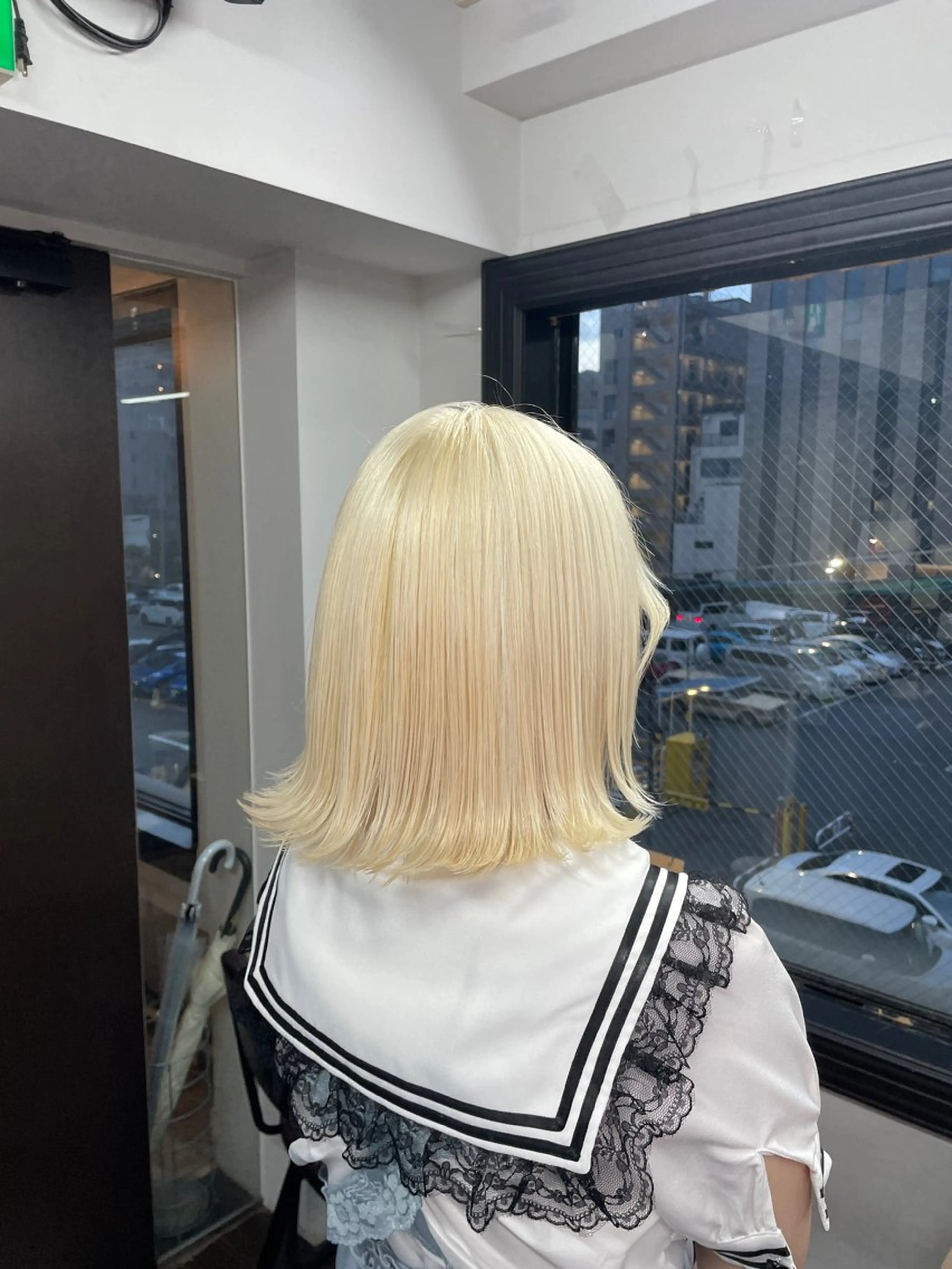 ミディアム カラー 抜きっぱなしブロンド ブロンド ハイトーンカラー chloe 【クロエ】のヘアスタイル