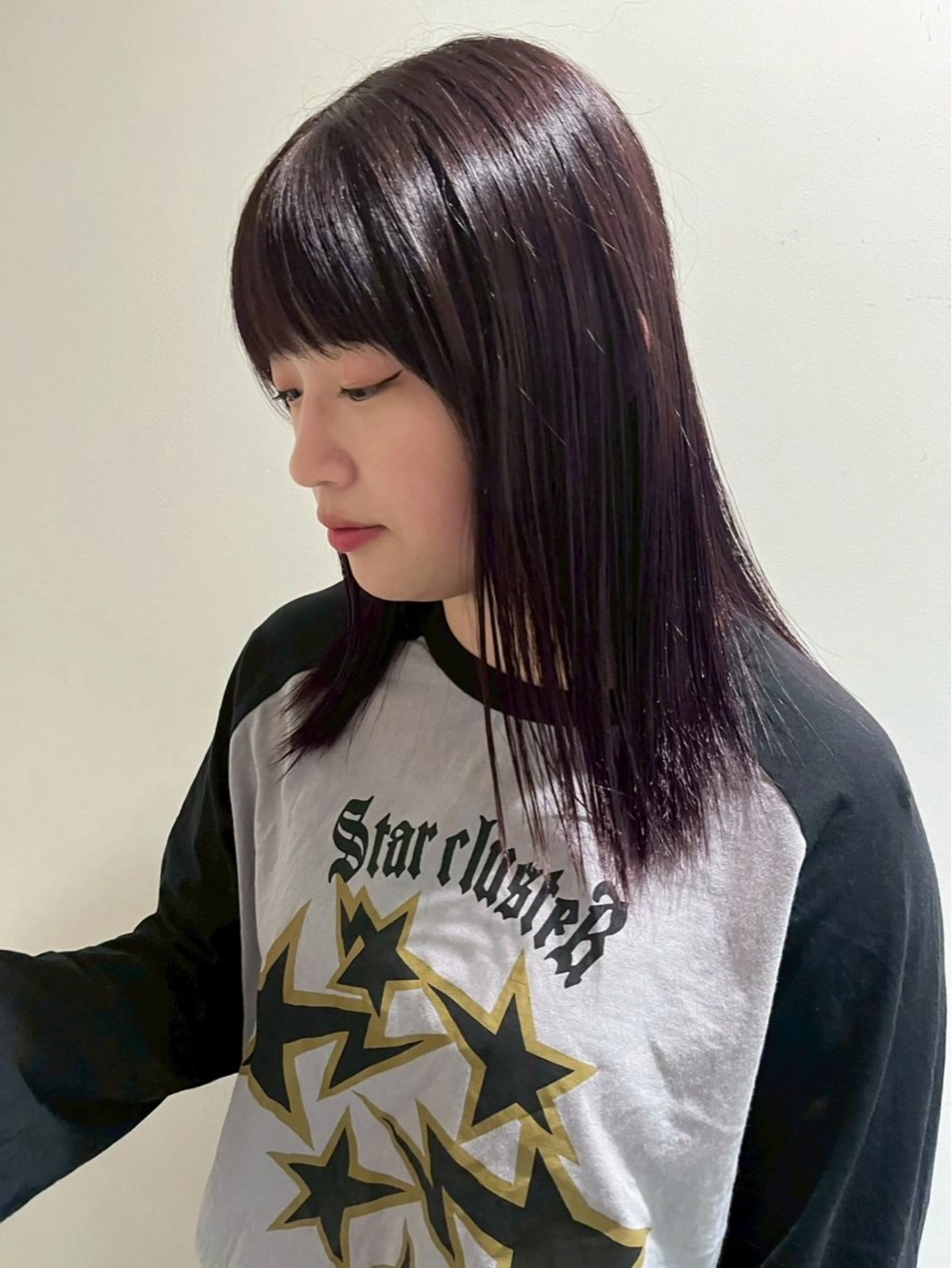 セミロング カラー ブラウンカラー バイオレットカラー 岡田 渚のヘアスタイル