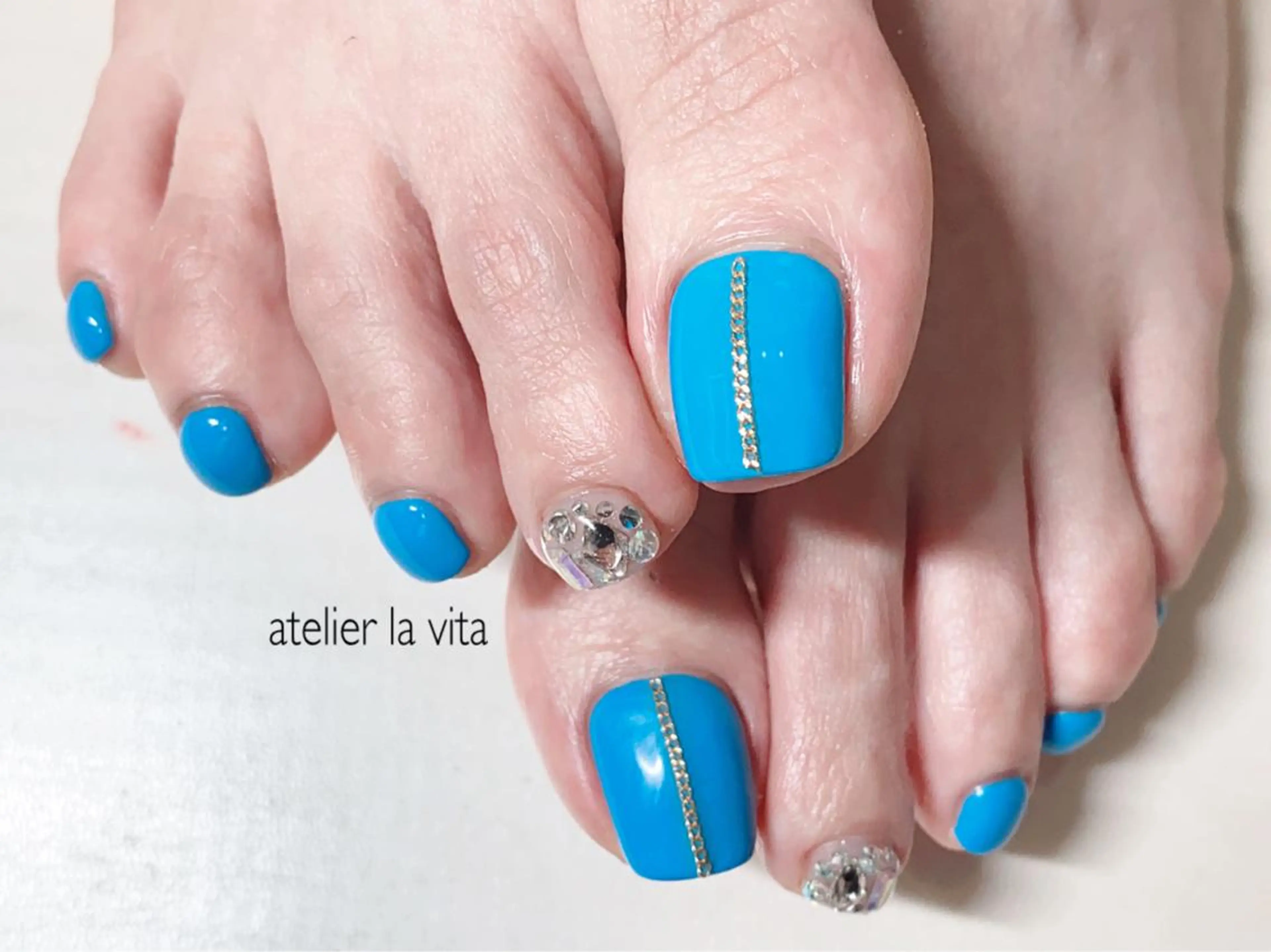 ネイル フットネイル ワンカラーネイル ストーンネイル フットネイル atelier la vita所属・lavita. mimuraのネイルデザイン