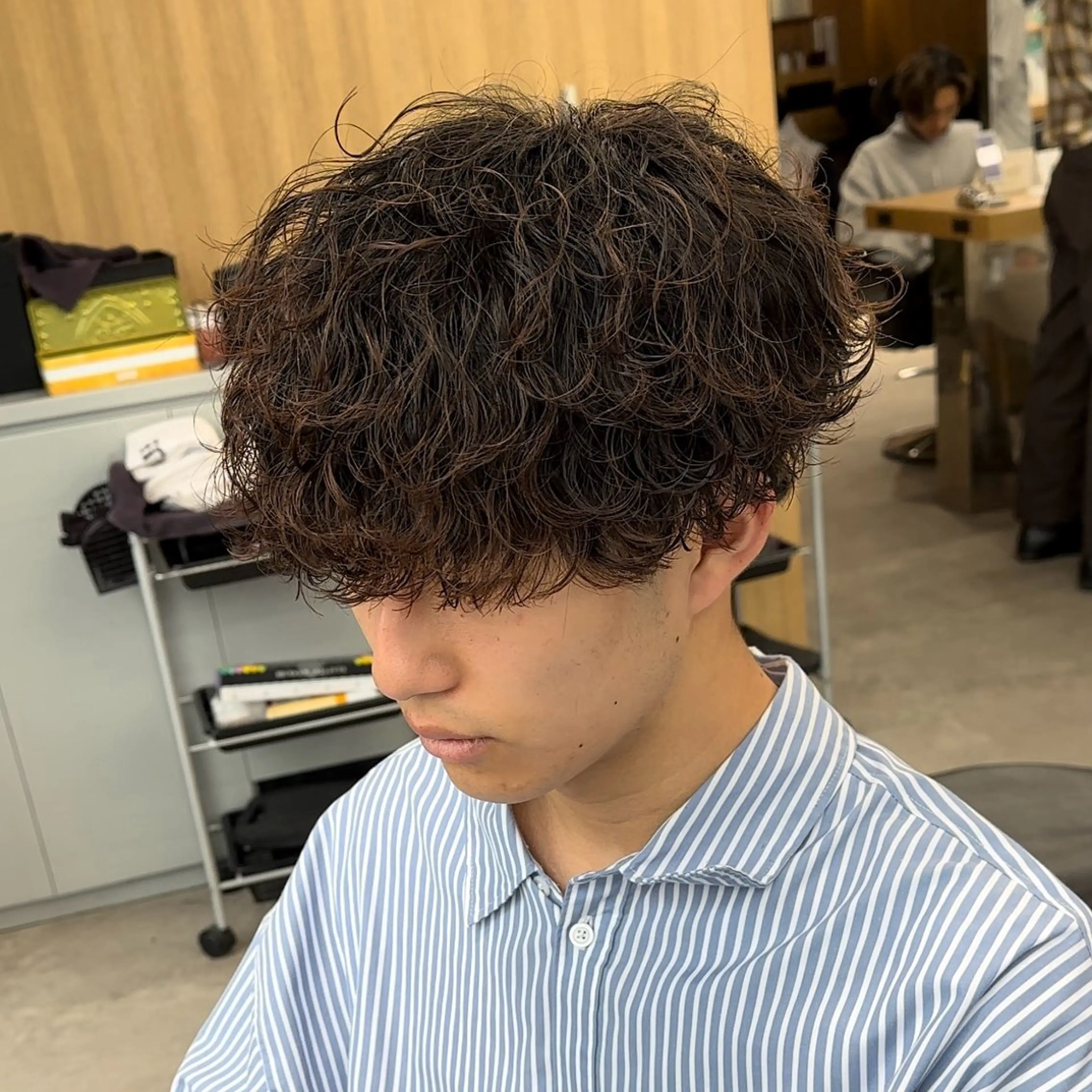 ショート パーマ メンズ センターパート メンズハイライト マッシュ メンズパーマ スペインカール SKILL ikebukuro所属・✂️メンズカット ひろき✂️のヘアスタイル